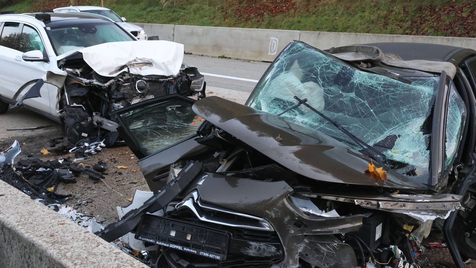 Crash auf A9 – Autos völlig zerstört, sechs Verletzte