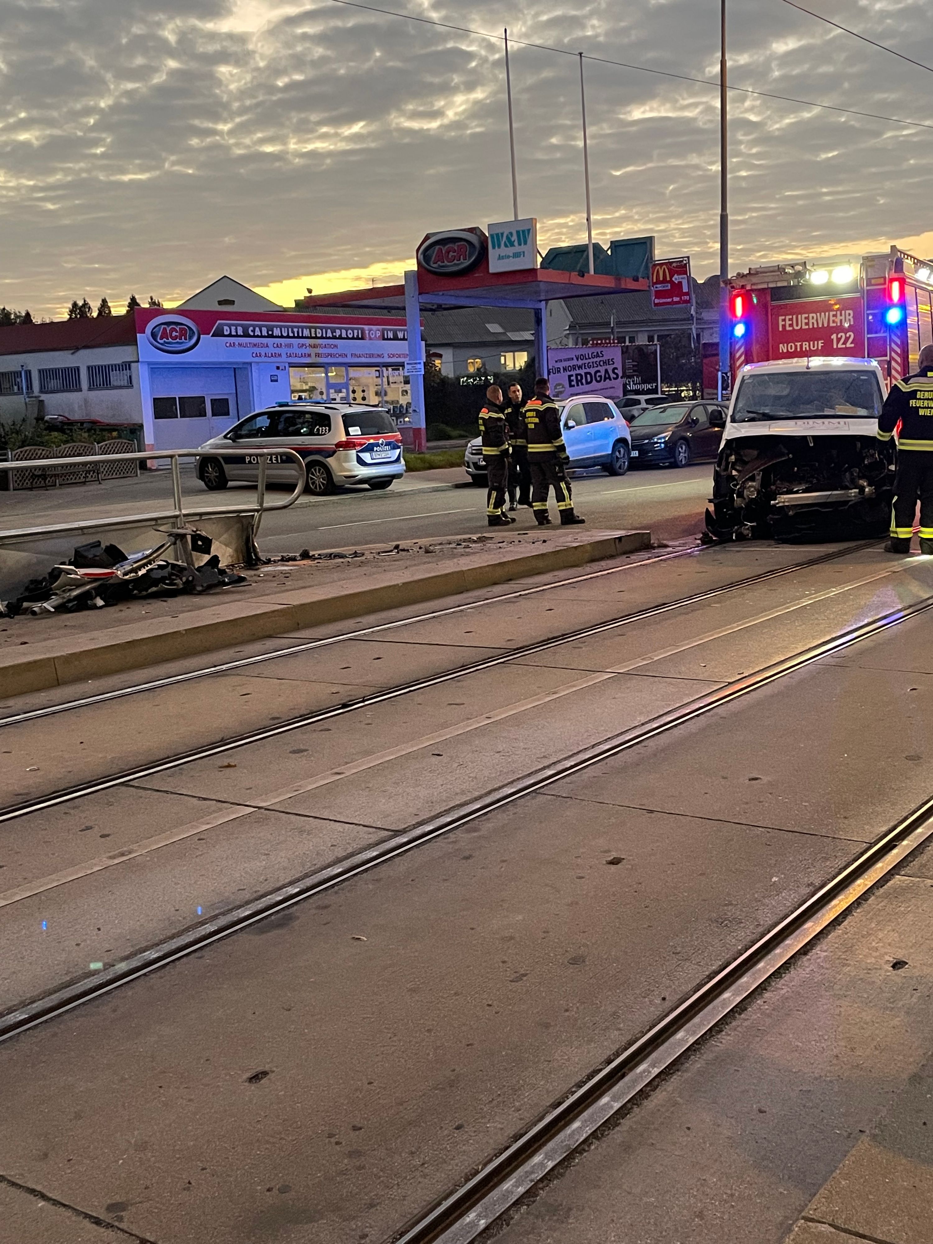Das Auto blieb nach dem Unfall im Geländer der Straßenbahn liegen.