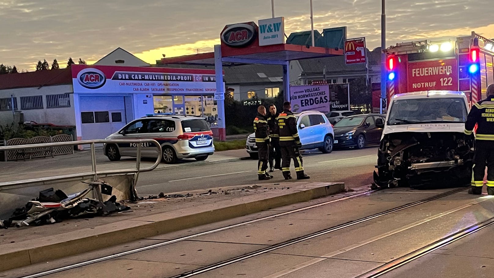 Schock in Floridsdorf – Auto rast in Bim-Station