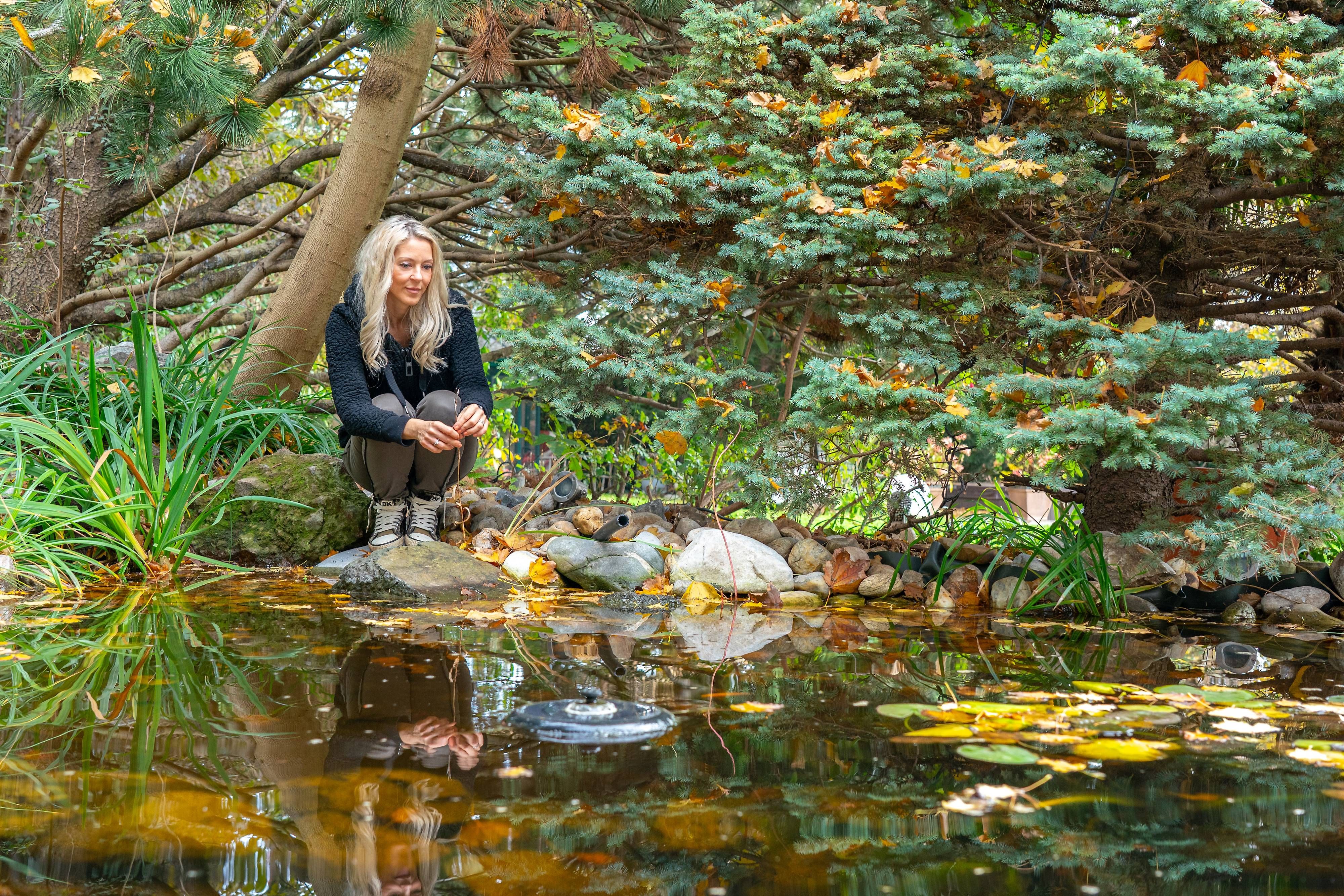 Am Teich der Lugner-Villa erinnert sich Simone oft an ihren Richard, während sie auf das Wasser blickt und ihre Gedanken schweifen lässt.