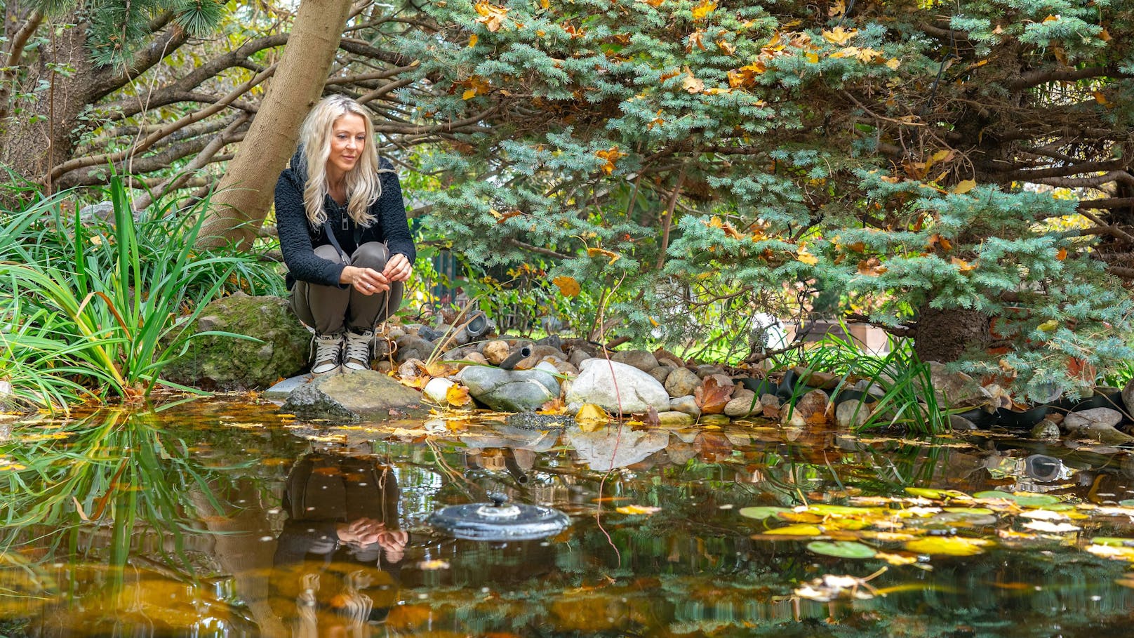 Am Teich der Lugner-Villa erinnert sich Simone oft an ihren Richard während sie auf das Wasser blickt und ihre Gedanken schweifen lässt.