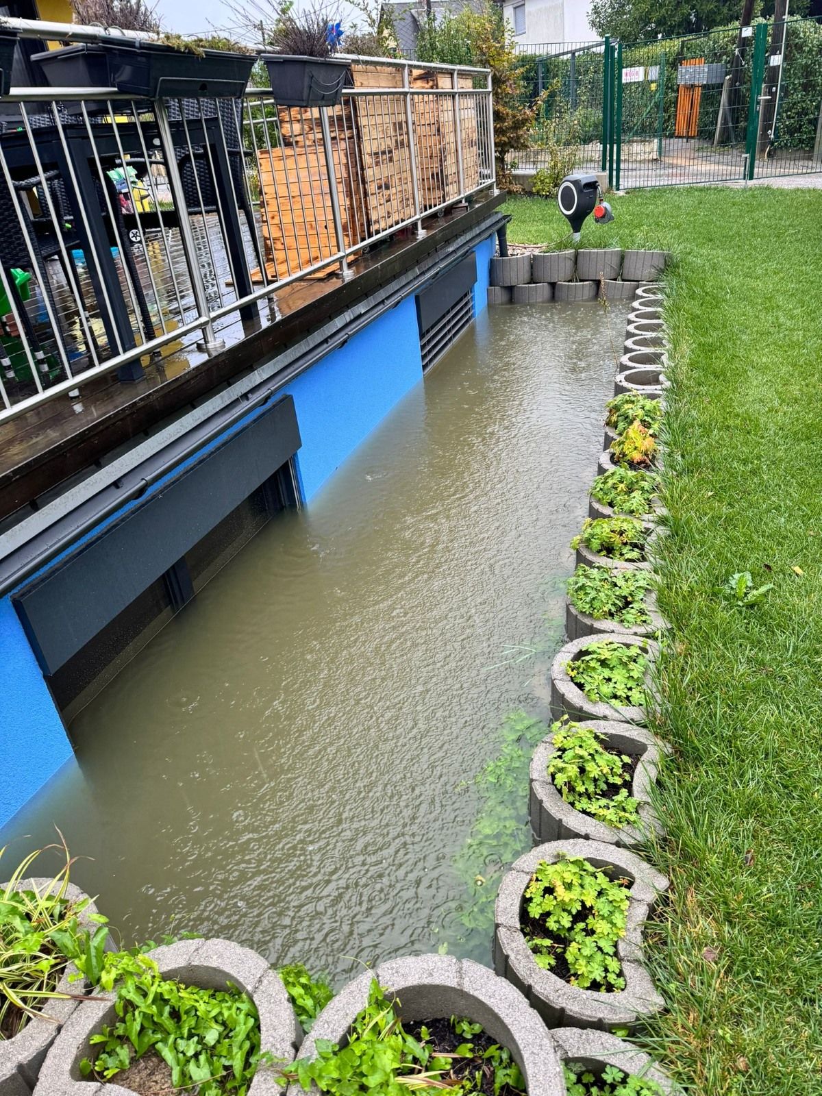Nachdem der Boden die Wassermenge nicht mehr aufnehmen konnte, wurde der Keller der Familie geflutet.