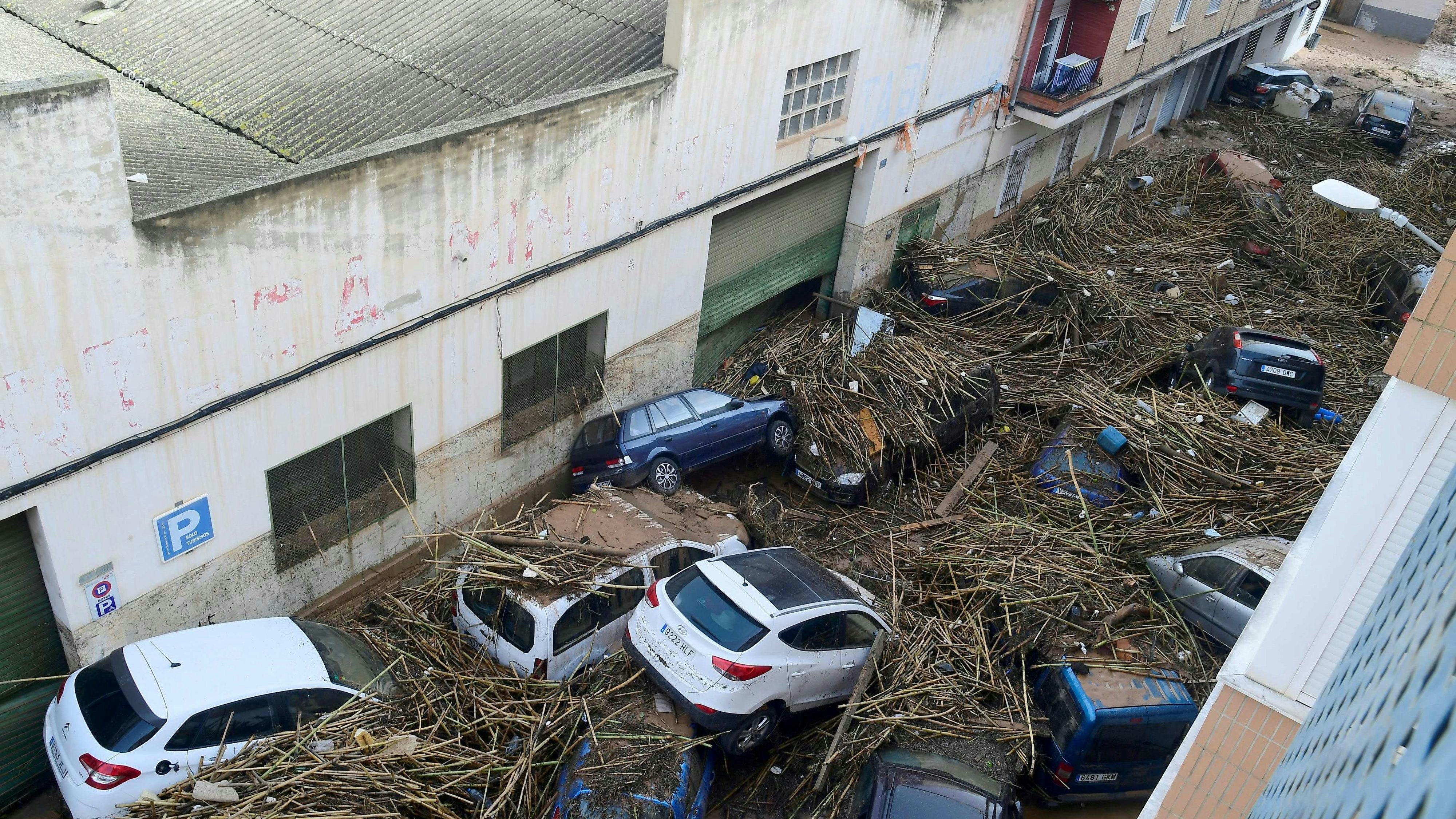 Treibholz, Sperrmüll, unzählige Autos – eine kleine Gasse in Picanya, einem Vorort von Valencia