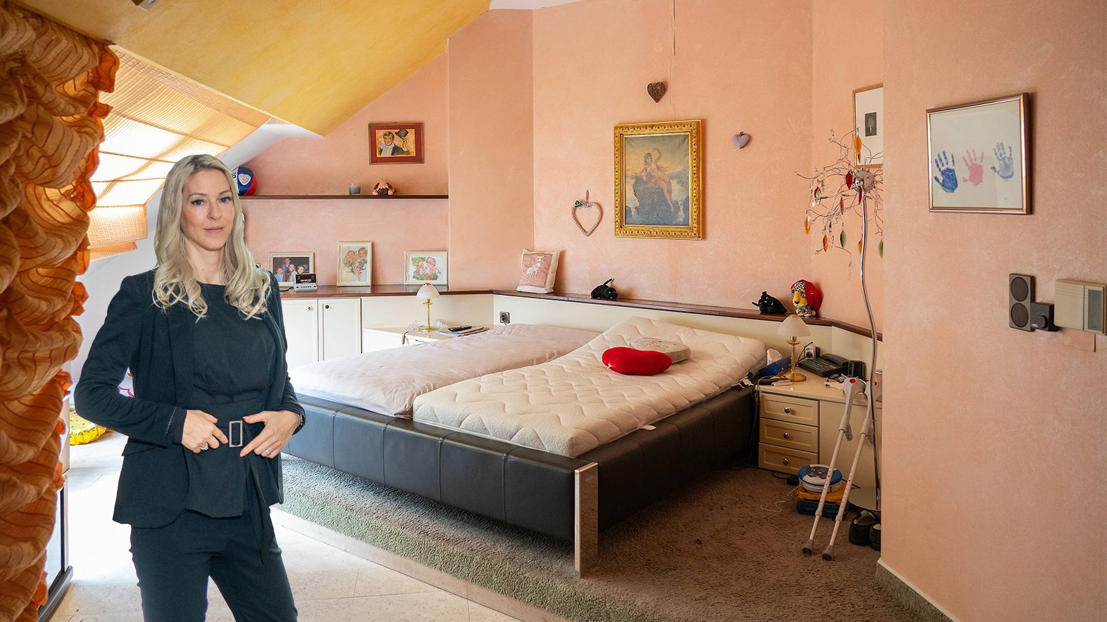 Simone Lugner steht vor einer emotionalen Herausforderung. Zwei Herzen liegen auf der Bettseite von Richard Lugner.