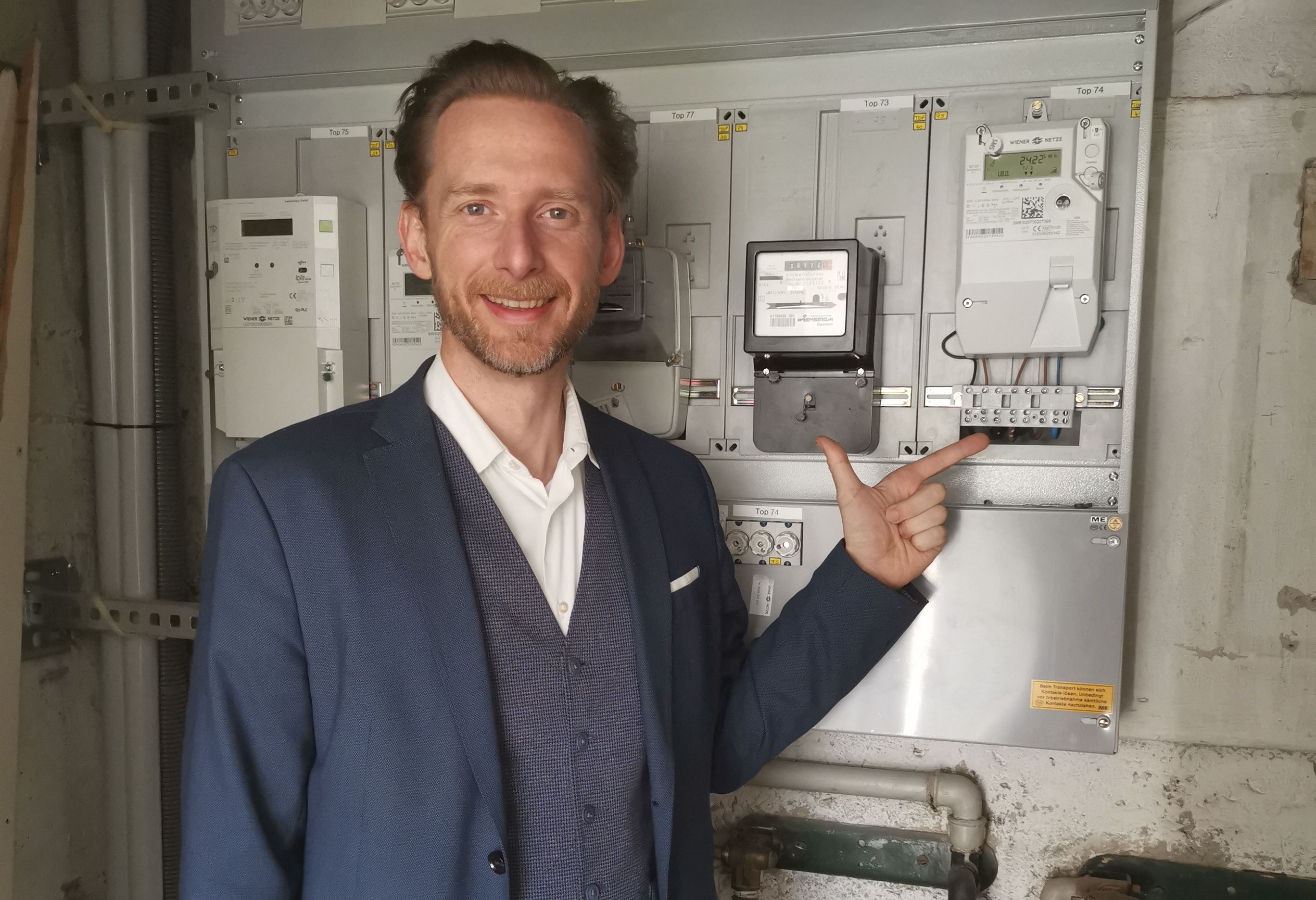Anwalt Gottfried Forsthuber – links ein mechanischer, rechts ein Smart-Meter