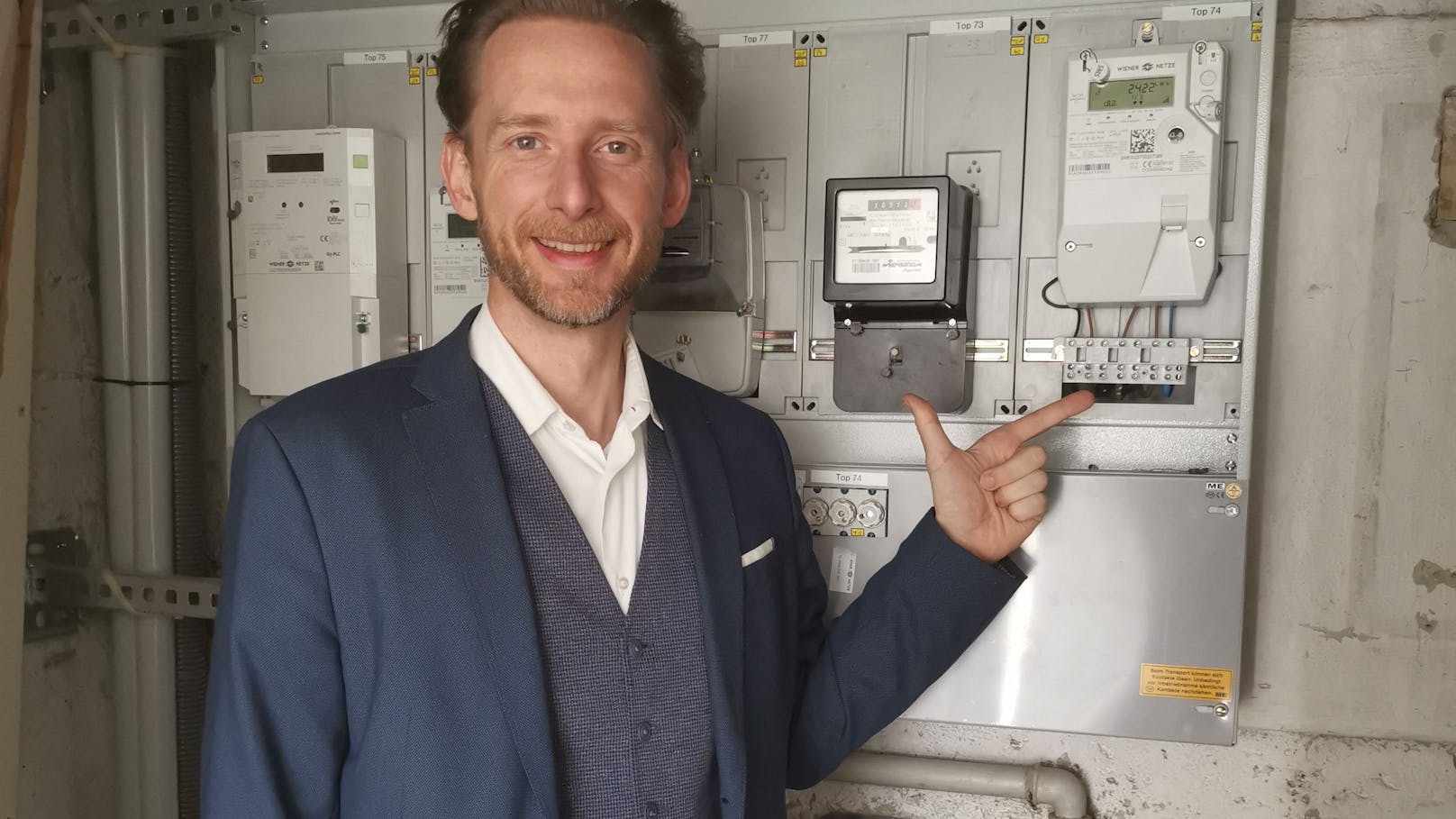 Anwalt Gottfried Forsthuber – links ein mechanischer, rechts ein Smart-Meter.