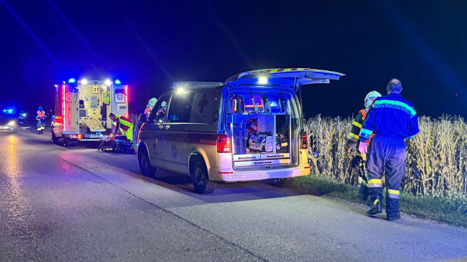 Die Freiwillige Feuerwehr Ratzersdorf wurde am Dienstagabend zu einem Verkehrsunfall alarmiert, bei dem ein Audi aus bisher unbekannten Gründen von der Fahrbahn abgekommen und in ein angrenzendes Feld gefahren ist.