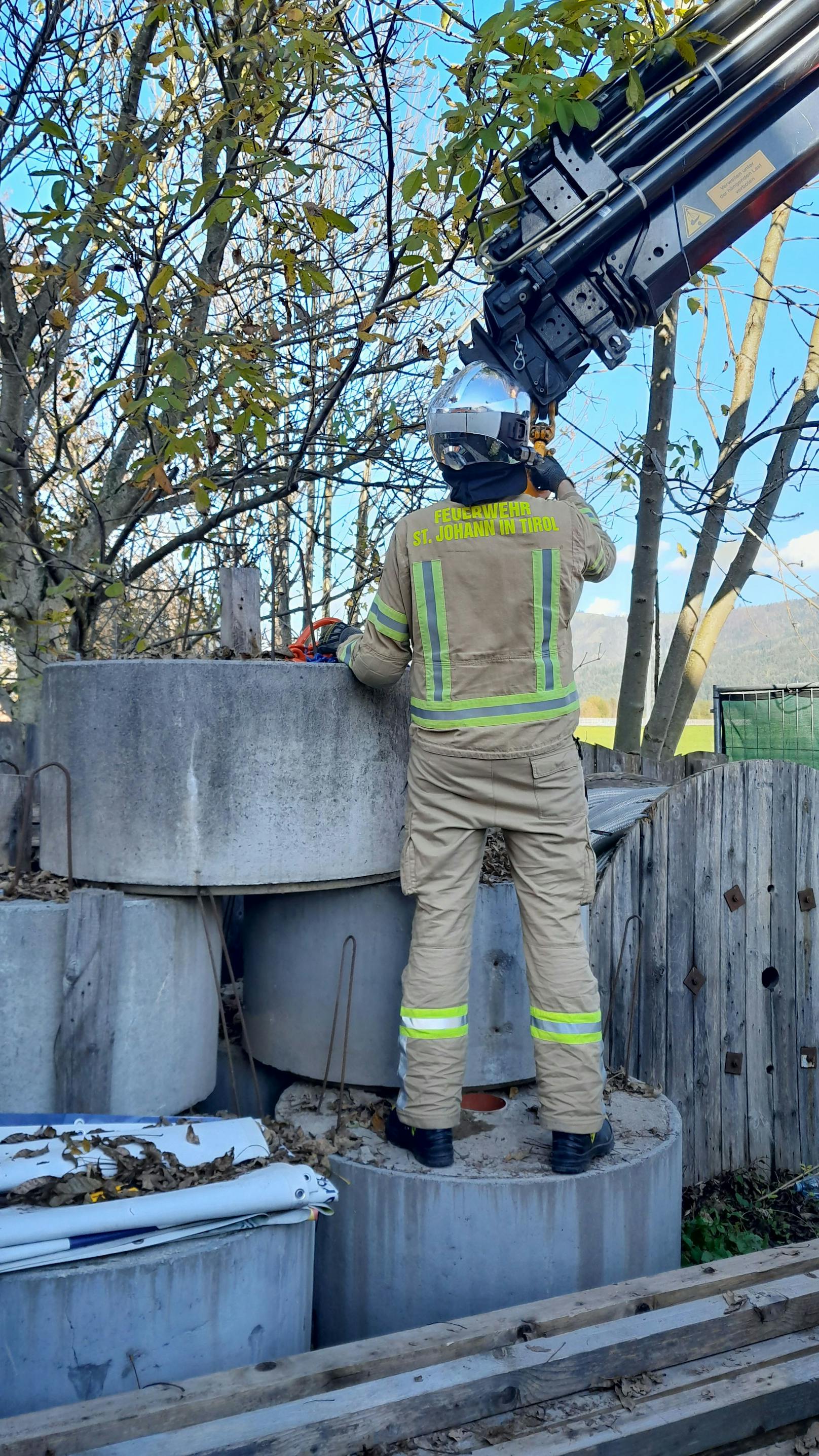 Die Neugier einer Katze könnte manchmal tragisch enden, käme da nicht der professionelle Einsatz der Freiwilligen Feuerwehr zustande, wie eine Tierrettung Dienstagnachmittag gegen 14 Uhr in Sankt Johann in Tirol aufzeigt.