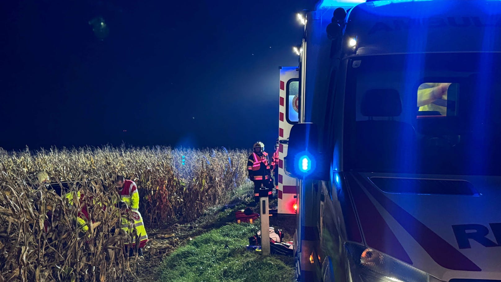 Die Freiwillige Feuerwehr Ratzersdorf wurde am Dienstagabend zu einem Verkehrsunfall alarmiert, bei dem ein Audi aus bisher unbekannten Gründen von der Fahrbahn abgekommen und in ein angrenzendes Feld gefahren ist.