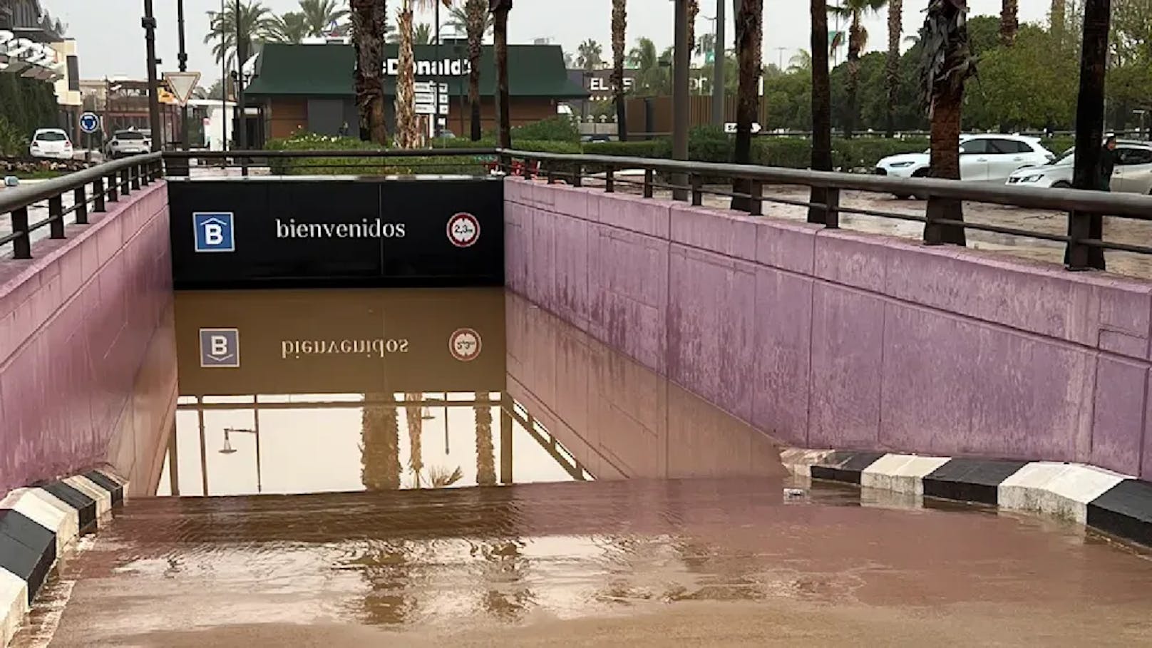 Die Tiefgarage steht durch die Flut komplett voll Wasser. 