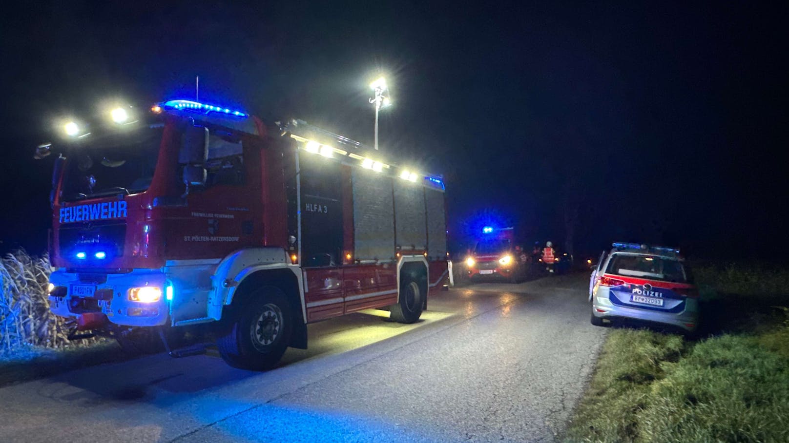 Die Freiwillige Feuerwehr Ratzersdorf wurde am Dienstagabend zu einem Verkehrsunfall alarmiert, bei dem ein Audi aus bisher unbekannten Gründen von der Fahrbahn abgekommen und in ein angrenzendes Feld gefahren ist.