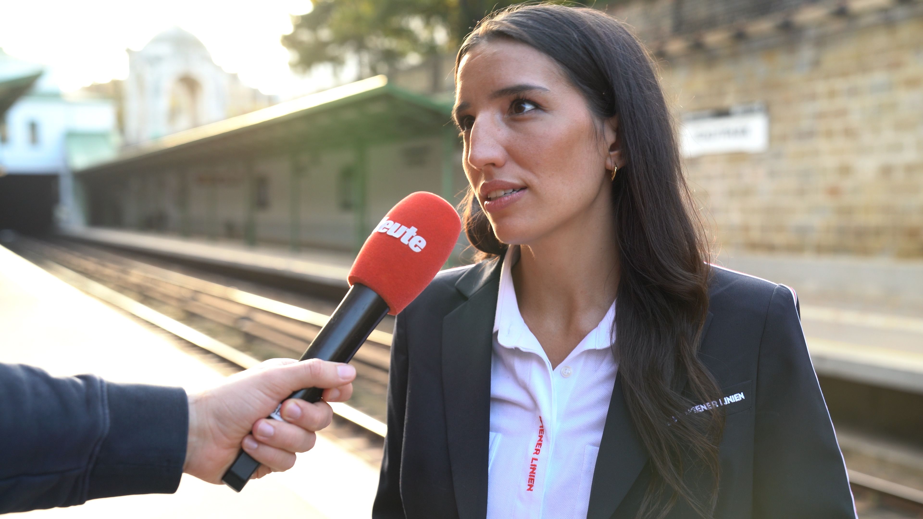 Carina Novy, Pressesprecherin der Wiener Linien, spricht im <em>