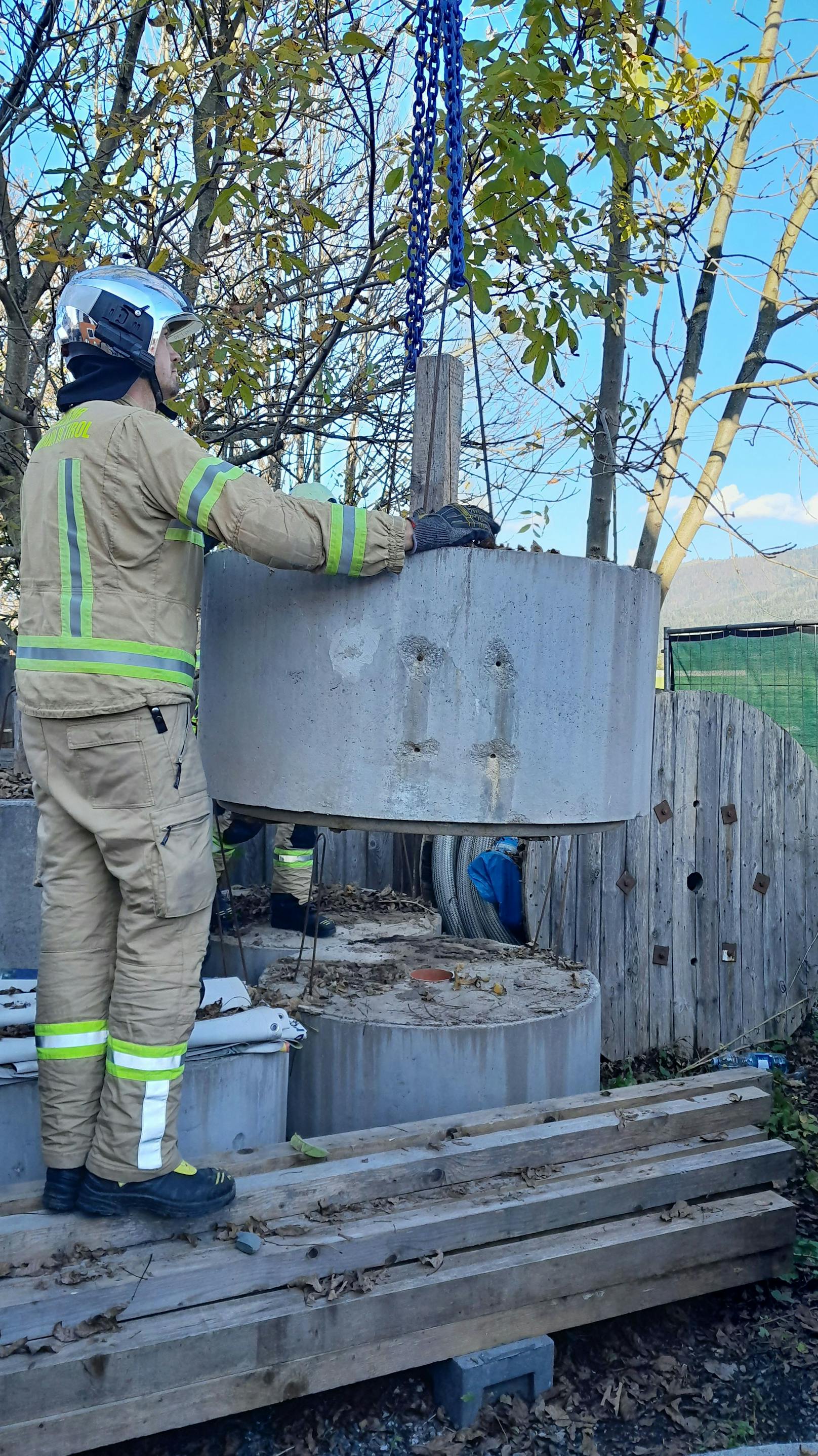 Die Neugier einer Katze könnte manchmal tragisch enden, käme da nicht der professionelle Einsatz der Freiwilligen Feuerwehr zustande, wie eine Tierrettung Dienstagnachmittag gegen 14 Uhr in Sankt Johann in Tirol aufzeigt.