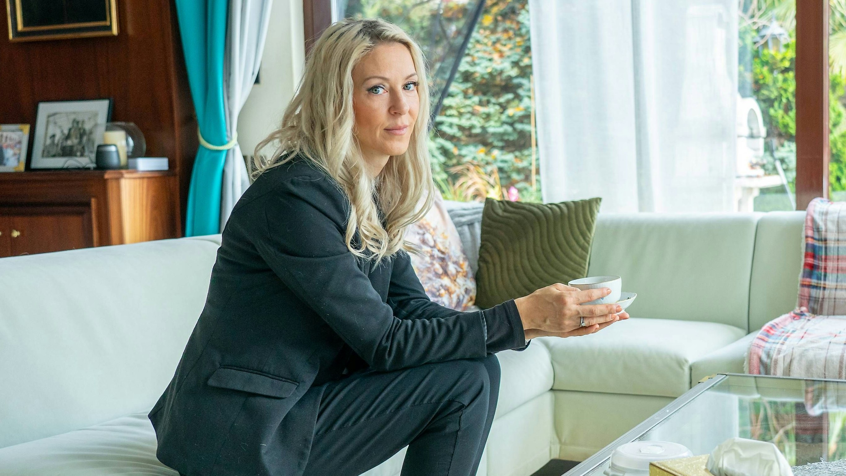 Im Wohnzimmer fühlt sich Simone Richard Lugner besonders nahe, wenn sie aus dem Fenster schaut und zu ihm auf den Friedhof blickt