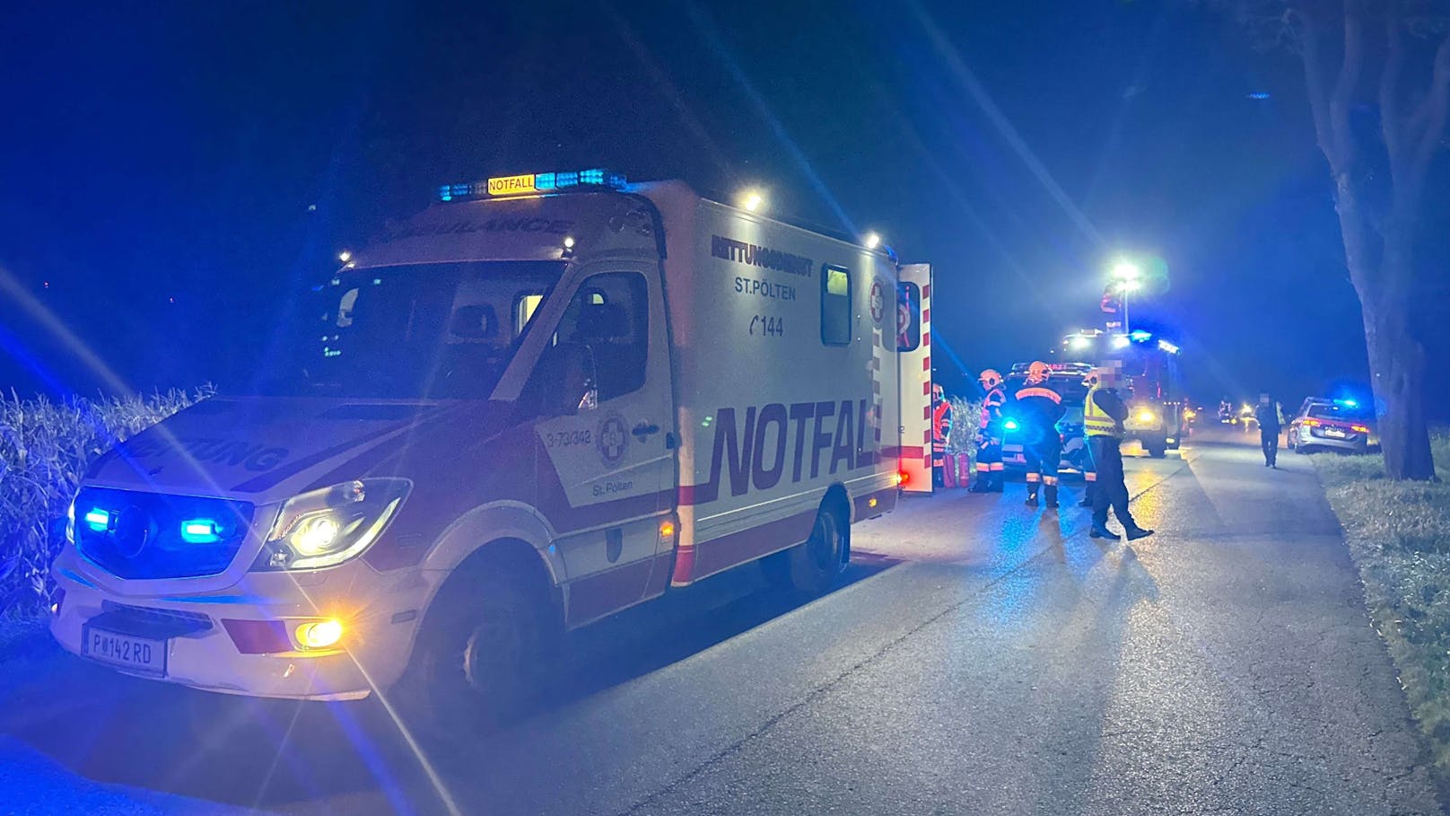 Die Freiwillige Feuerwehr Ratzersdorf wurde am Dienstagabend zu einem Verkehrsunfall alarmiert, bei dem ein Audi aus bisher unbekannten Gründen von der Fahrbahn abgekommen und in ein angrenzendes Feld gefahren ist.