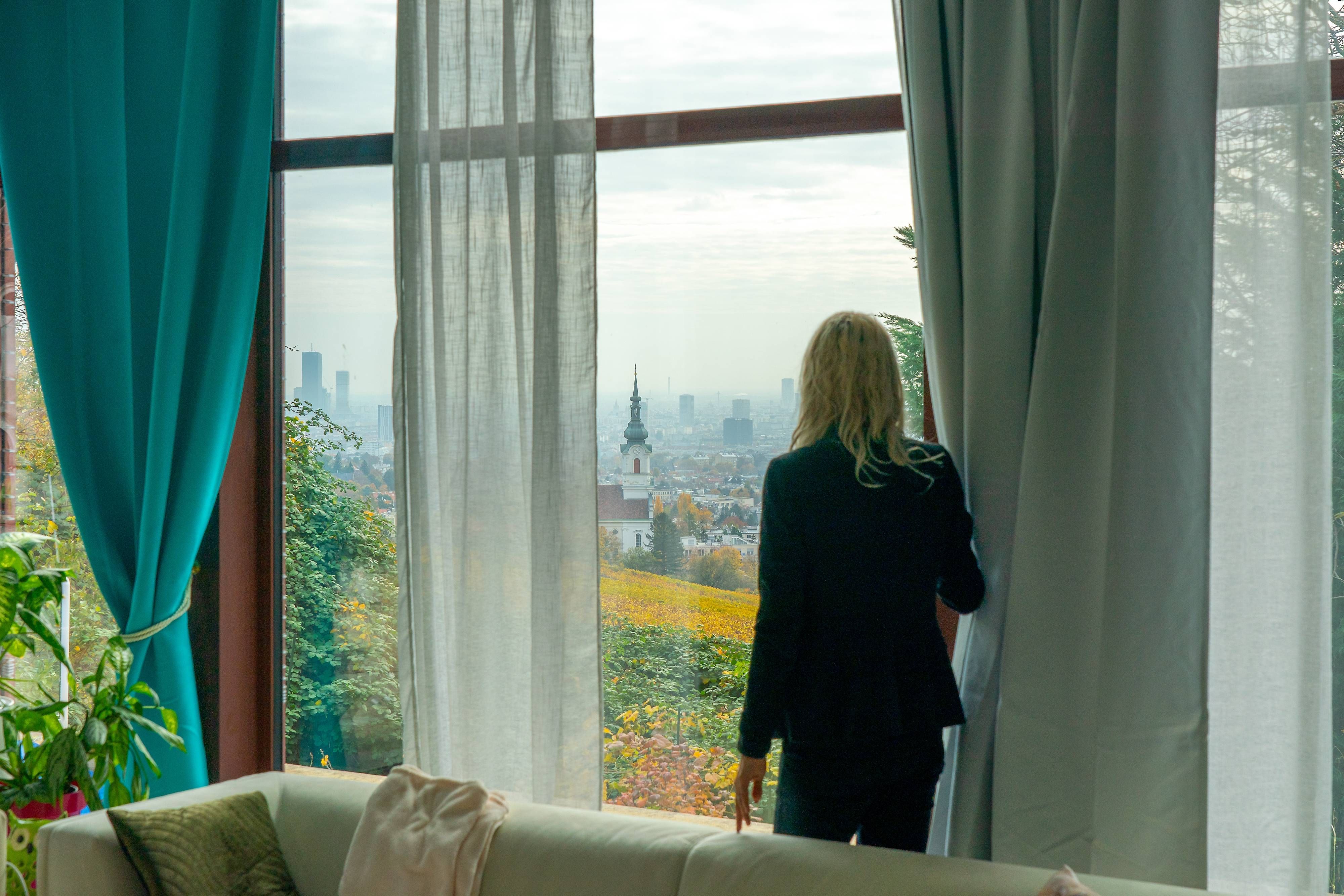 Mörtels Wunsch ging zur früh in Erfüllung: Vom Wohnzimmer aus kann Simone Lugner auf den Friedhof sehen, wo er begraben ist. Der Baumeister sagte zu Lebzeiten: 