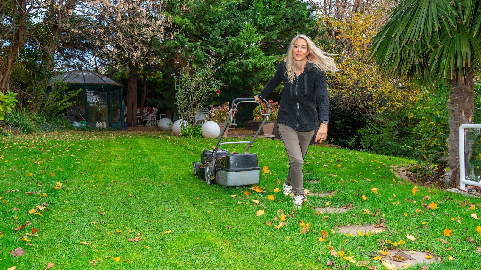 Ein Kraftort bleibt für Simone immer der großzügige Garten der Villa, den sie mit Leidenschaft und Begeisterung hegt und pflegt. Ein letztes Mal hat sie jetzt den Rasenmäher angeworfen, um den Garten winterfest zu machen.