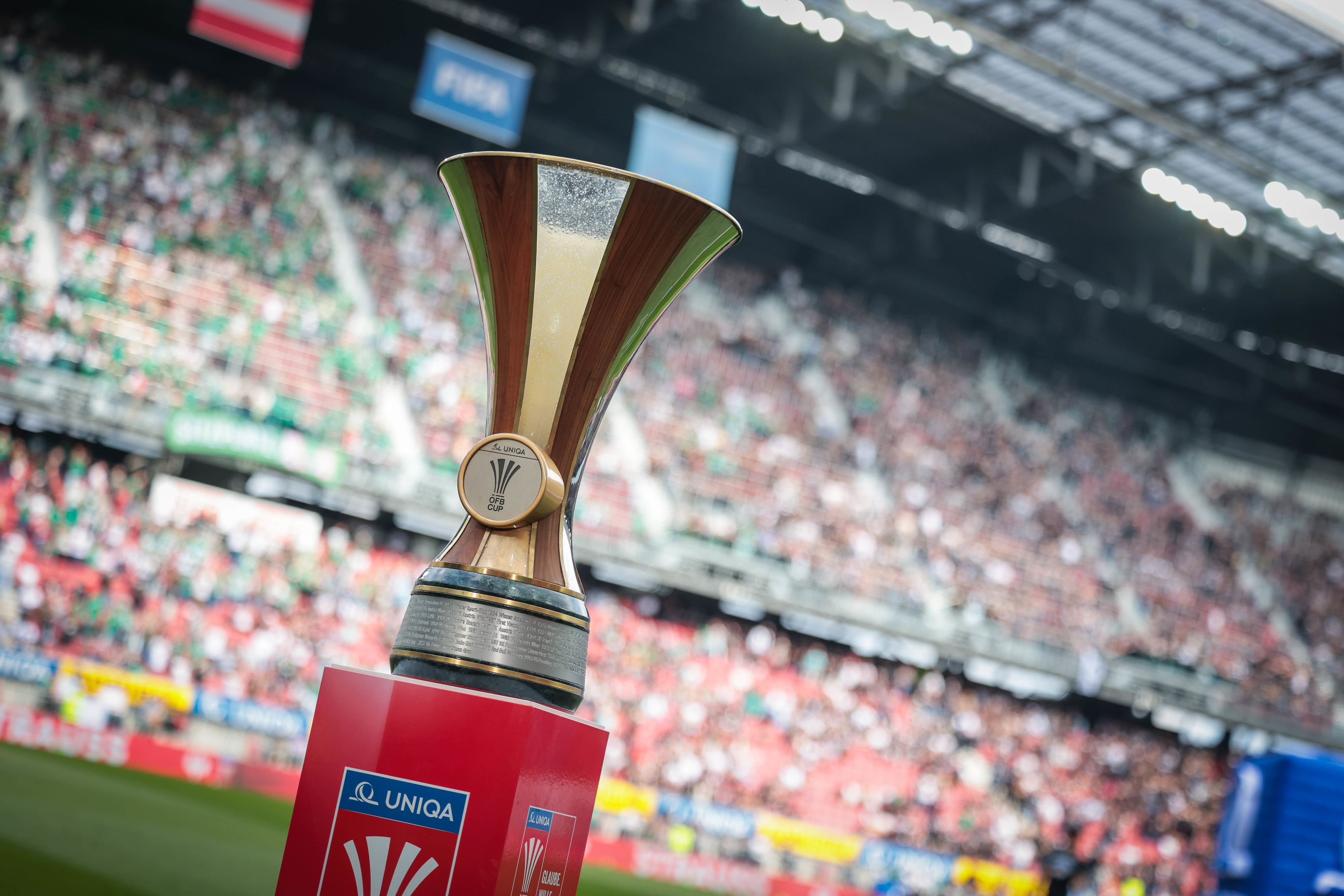 Das ist der Pokal um den die restlichen acht Teams kämpfen.