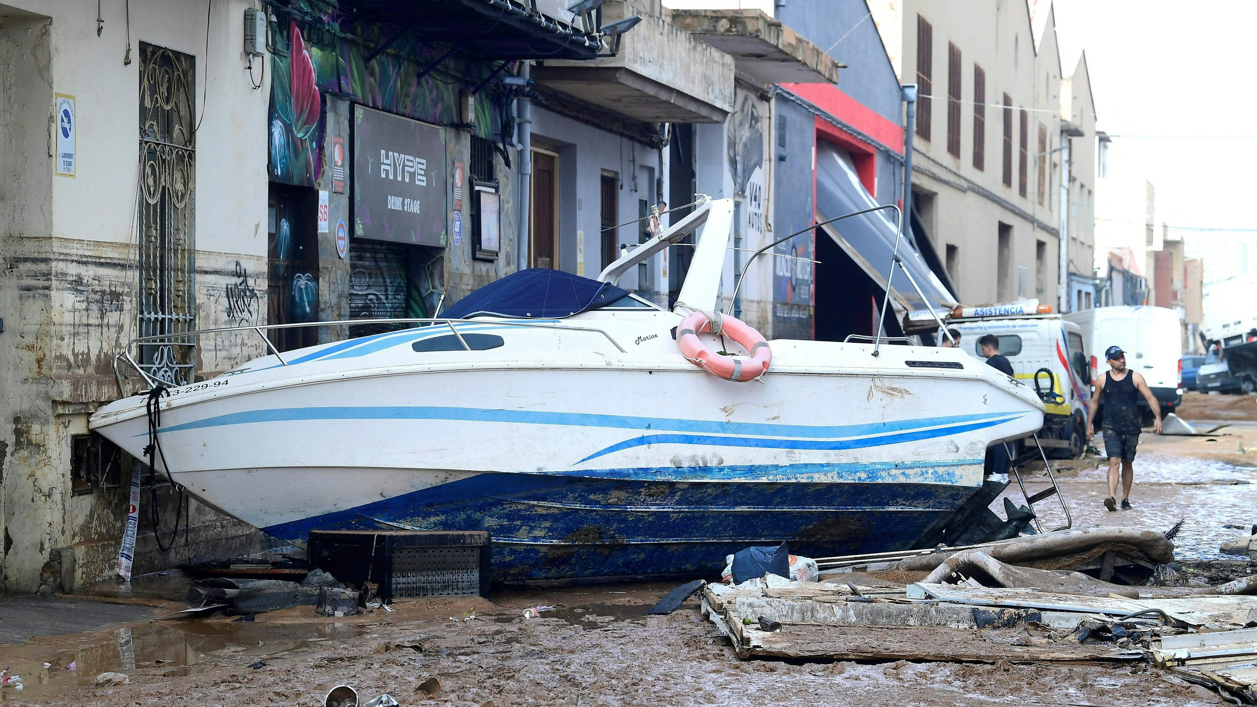 Dieses Boot spülte es in eine Straße in Sedavi, südlich von Valencia