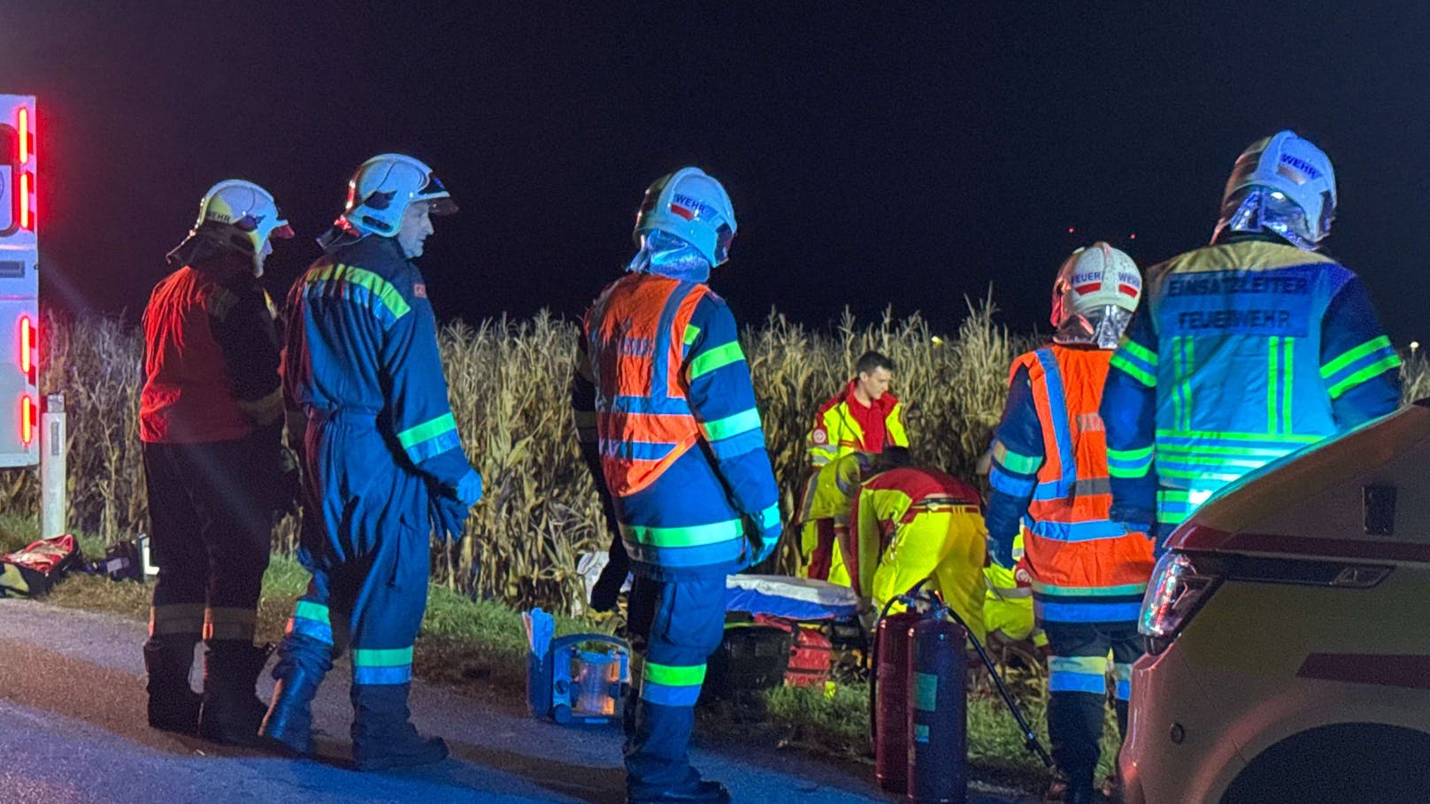 Die Freiwillige Feuerwehr Ratzersdorf wurde am Dienstagabend zu einem Verkehrsunfall alarmiert, bei dem ein Audi aus bisher unbekannten Gründen von der Fahrbahn abgekommen und in ein angrenzendes Feld gefahren ist.