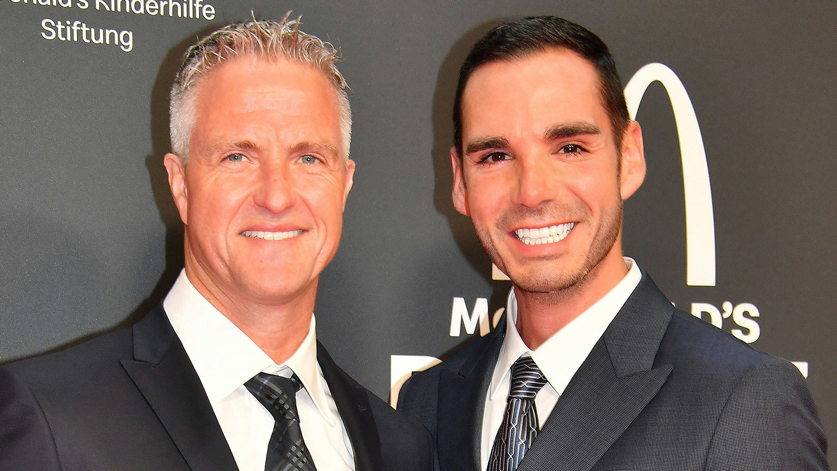 Ralf Schumacher und Étienne sind seit vielen Jahren ein Paar. Doch die Öffentlichkeit wusste lange nichts davon.