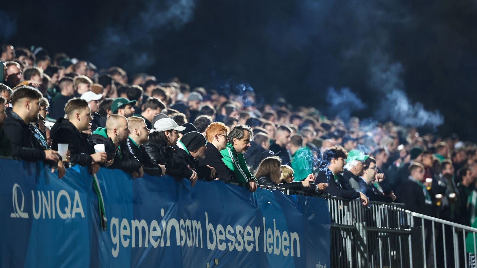 Keine Fahnen! Rapid-Fans verfolgen Partie vom Wald aus