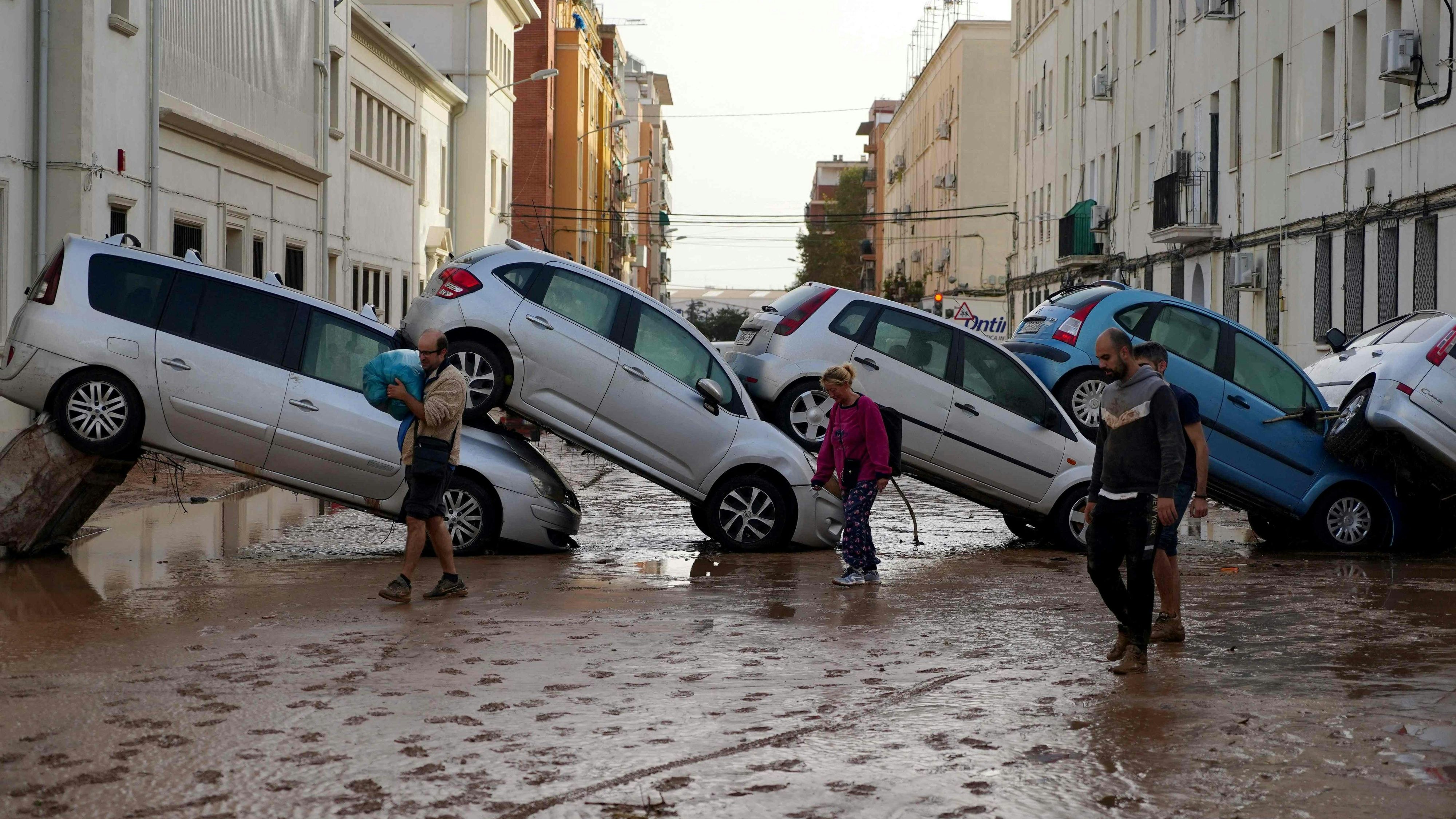 Beinahe schon skurril wirkt die Formation, in die das Hochwasser diese Autos in Sedavi, südlich von Valencia, gespült hat