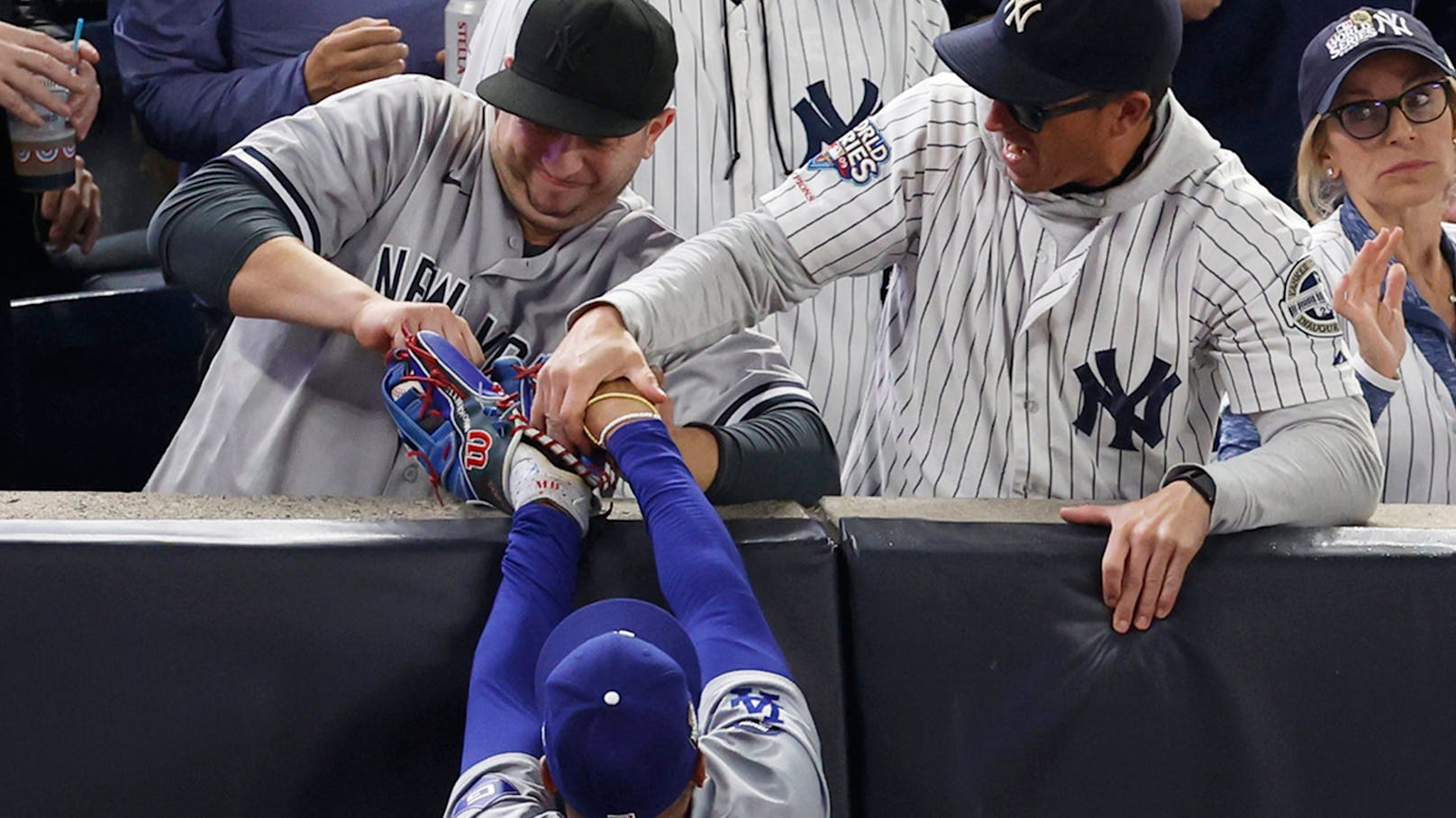 Fans stehlen Gegner Ball im MLB-Finale aus Handschuh