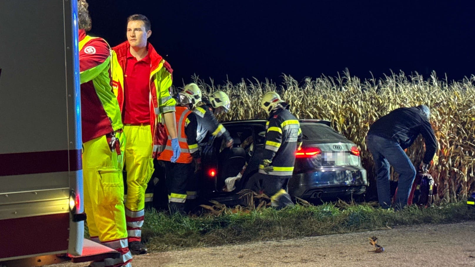 Die Freiwillige Feuerwehr Ratzersdorf wurde am Dienstagabend zu einem Verkehrsunfall alarmiert, bei dem ein Audi aus bisher unbekannten Gründen von der Fahrbahn abgekommen und in ein angrenzendes Feld gefahren ist.