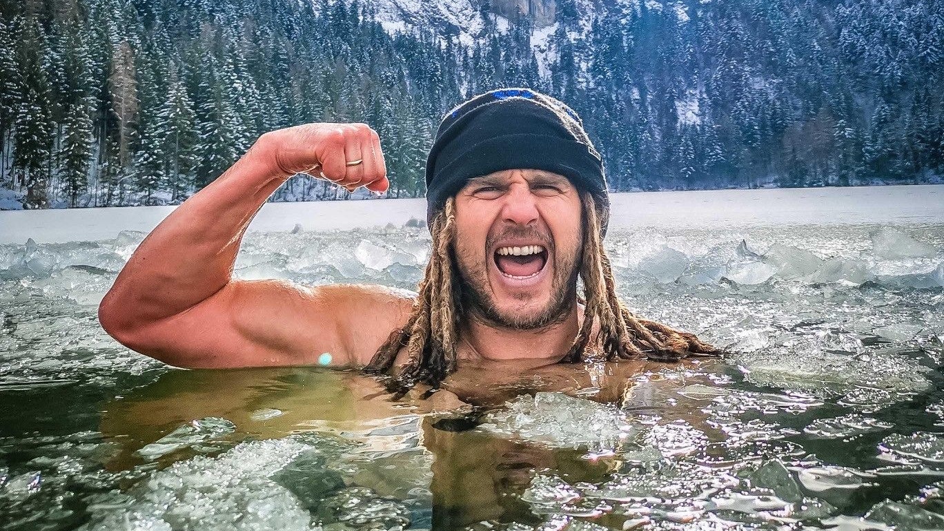 Der oberösterreichische Wakeboard-Doppelweltmeister, Atemfitness-Trainer und "Kälte-Guru" Daniel Fetz organisiert Einführungen in Kaltwasserschwimmen im In- und Ausland.