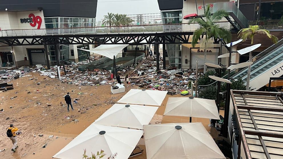 Trümmerfeld: Das Wasser hat vieles im Einkaufszentrum zerstört. 50 Menschen sind dort noch gefangen.