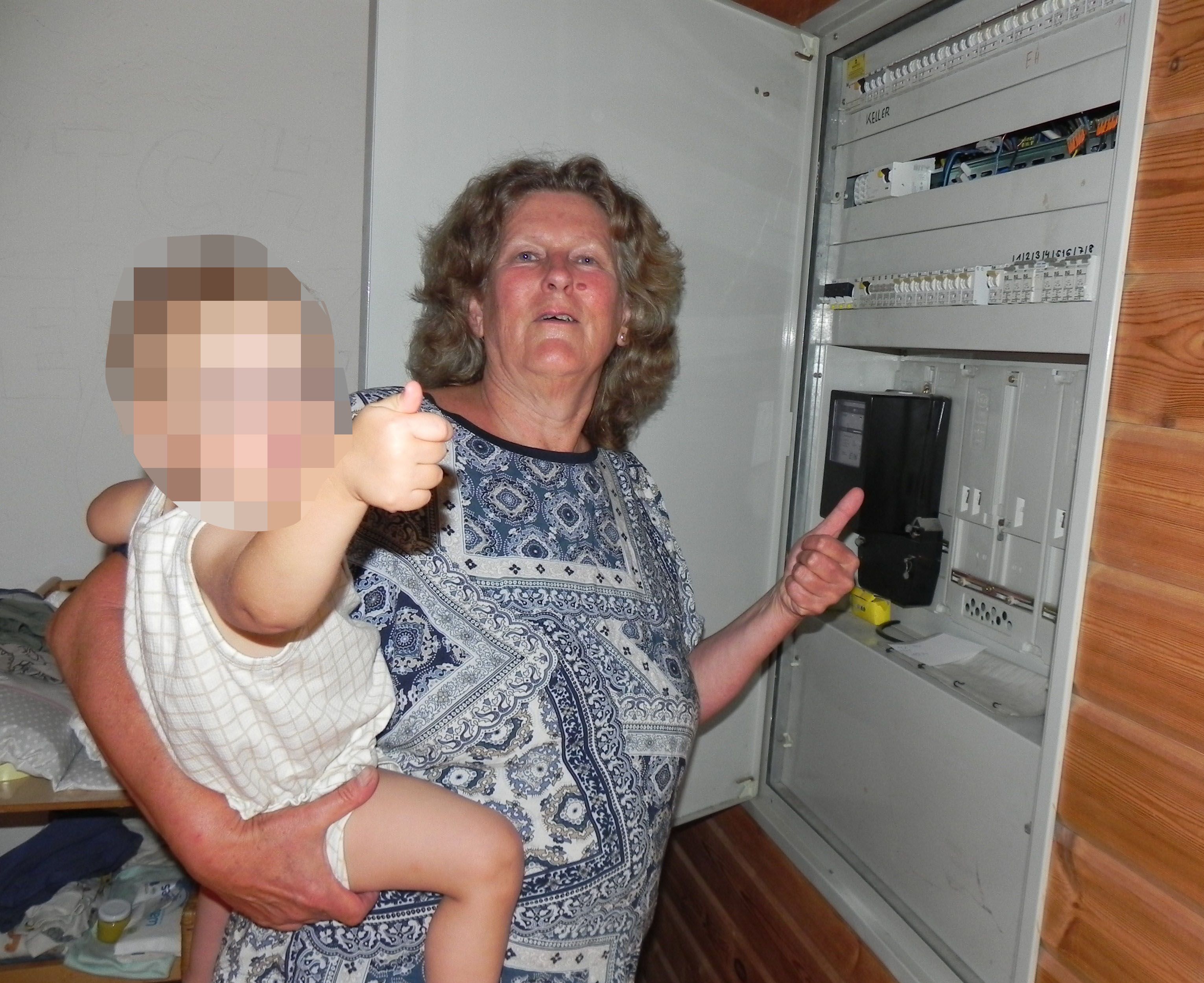 Roswitha V. – ihr Fall (im Bild mit Enkerl) wird derzeit vor dem Europäischen Gerichtshof geprüft.