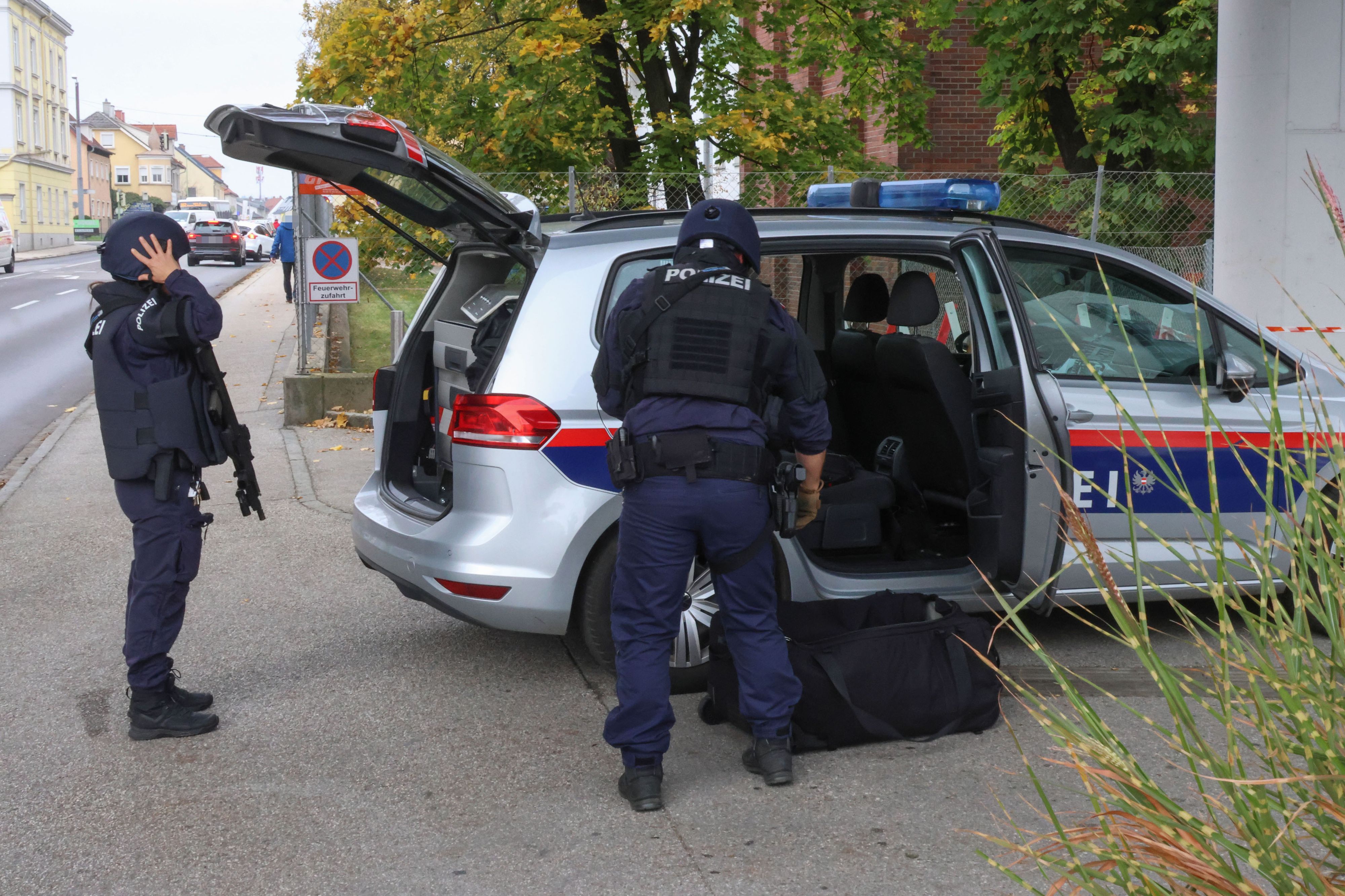 Ein Großaufgebot der Polizei raste am Mittwoch zum Klinikum Wels.