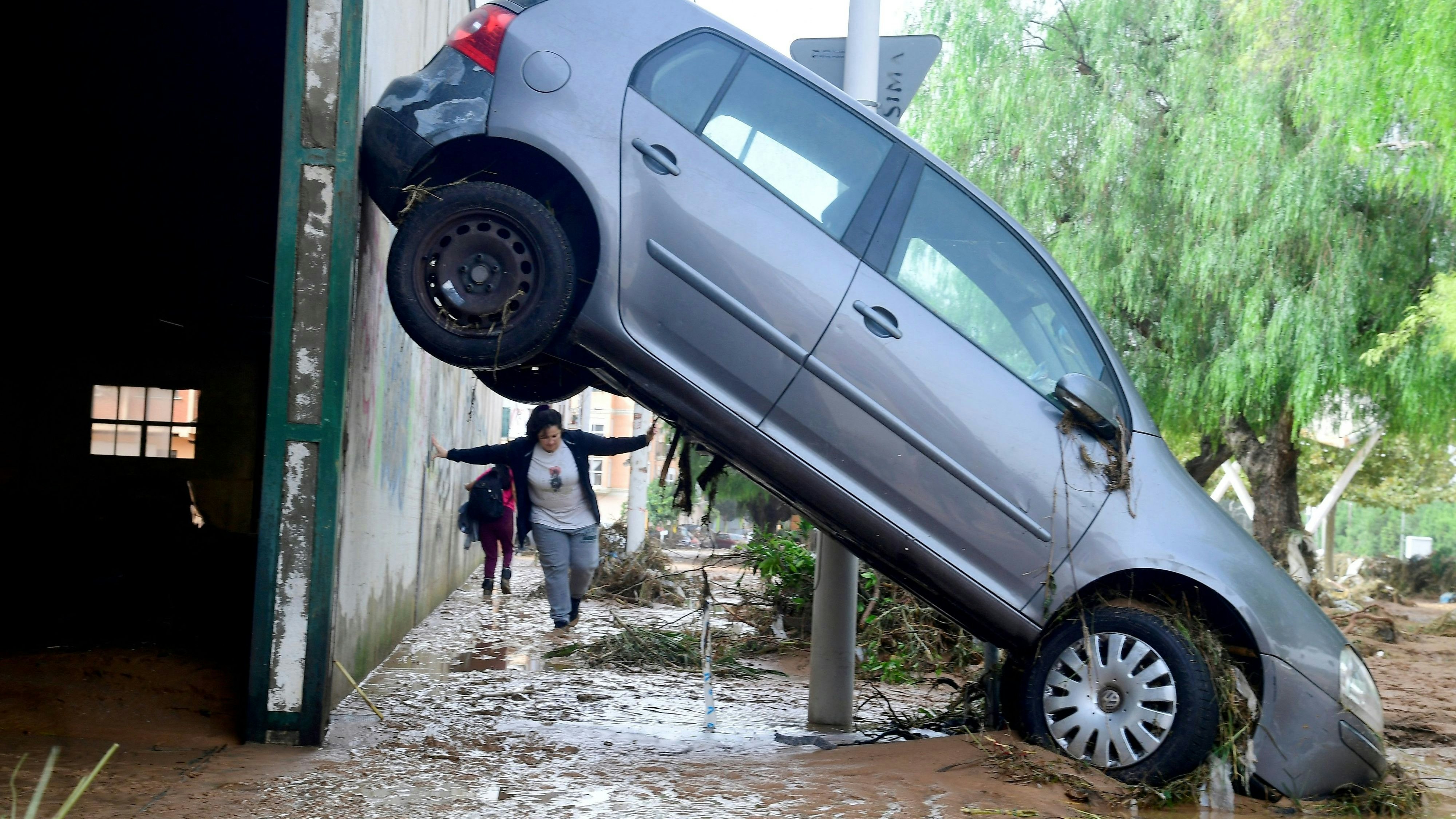 Straßenszene in Picanya, südwestlich von Valencia: Die Aufräumarbeiten werden noch Wochen dauern