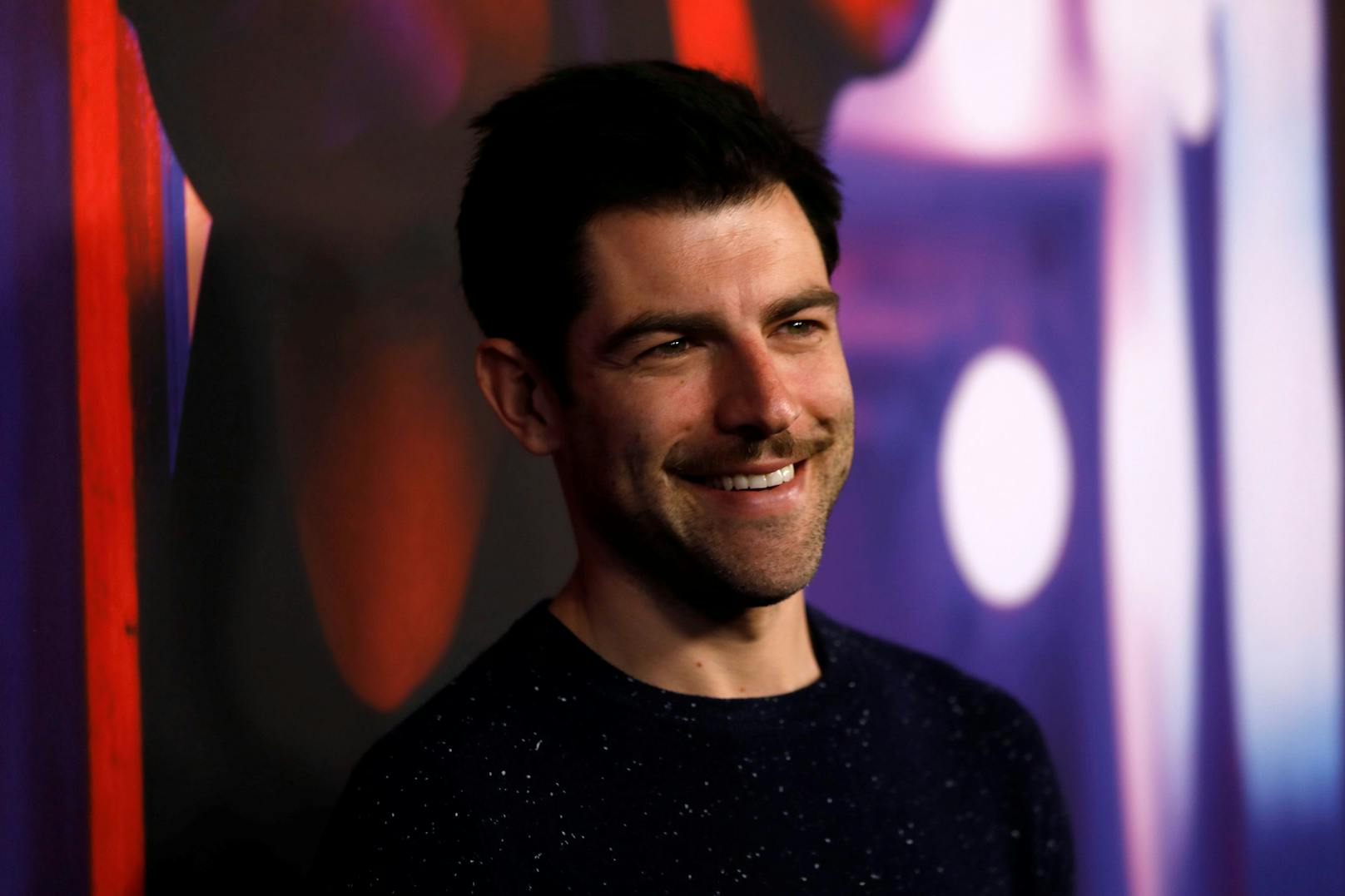 Der Schauspieler <strong>Max Greenfield</strong> ("New Girl") konnte die Runde <strong>Sexiest Hunde Papa</strong> für sich entscheiden. Zusammen mit Hundedame Darlene eroberte der Familienvater die Herzen der "People"-Leser.