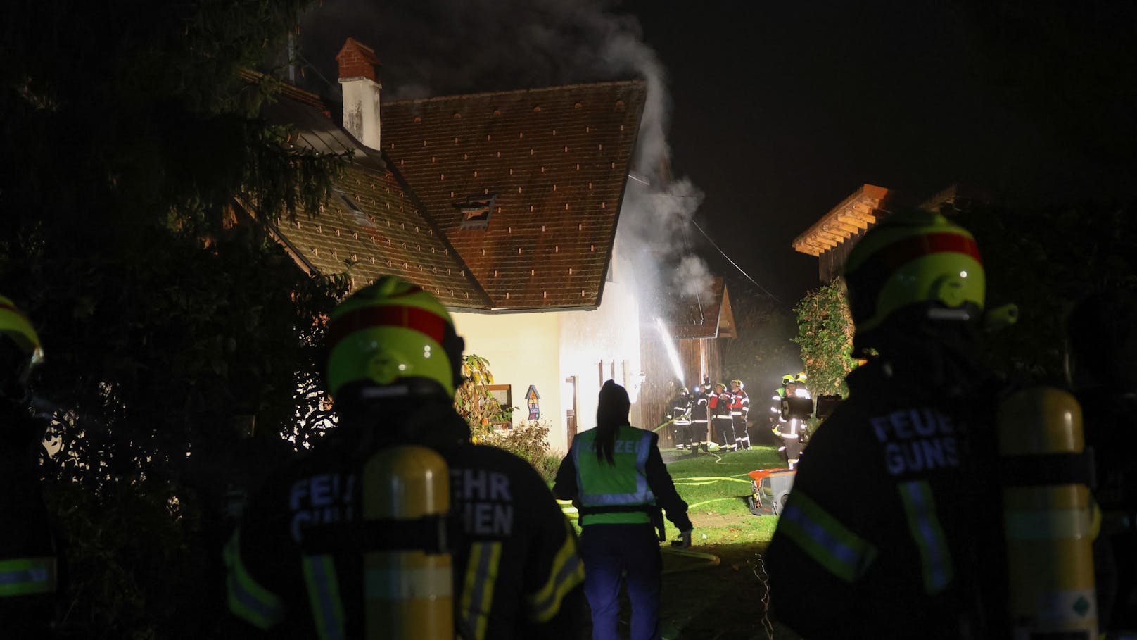 Ein Brand im Dachgeschoß eines Wohnhauses hat in der Nacht auf Donnerstag für einen Einsatz von drei Feuerwehren in Gunskirchen (Bezirk Wels-Land) gesorgt.