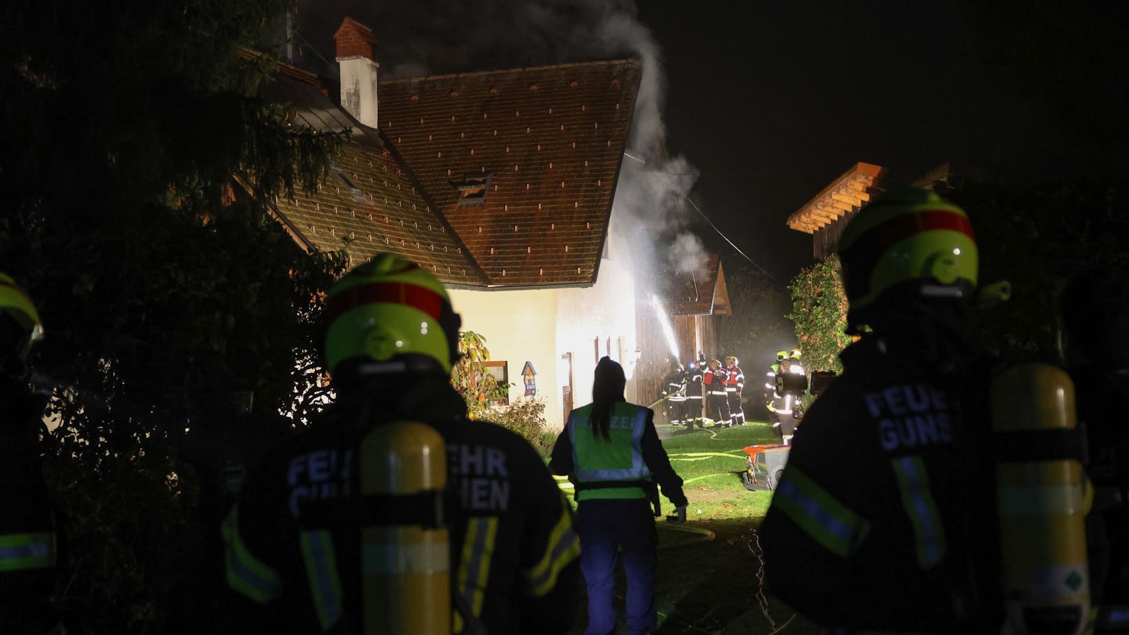 Feuerwehr rückt mitten in der Nacht zu Wohnhaus aus