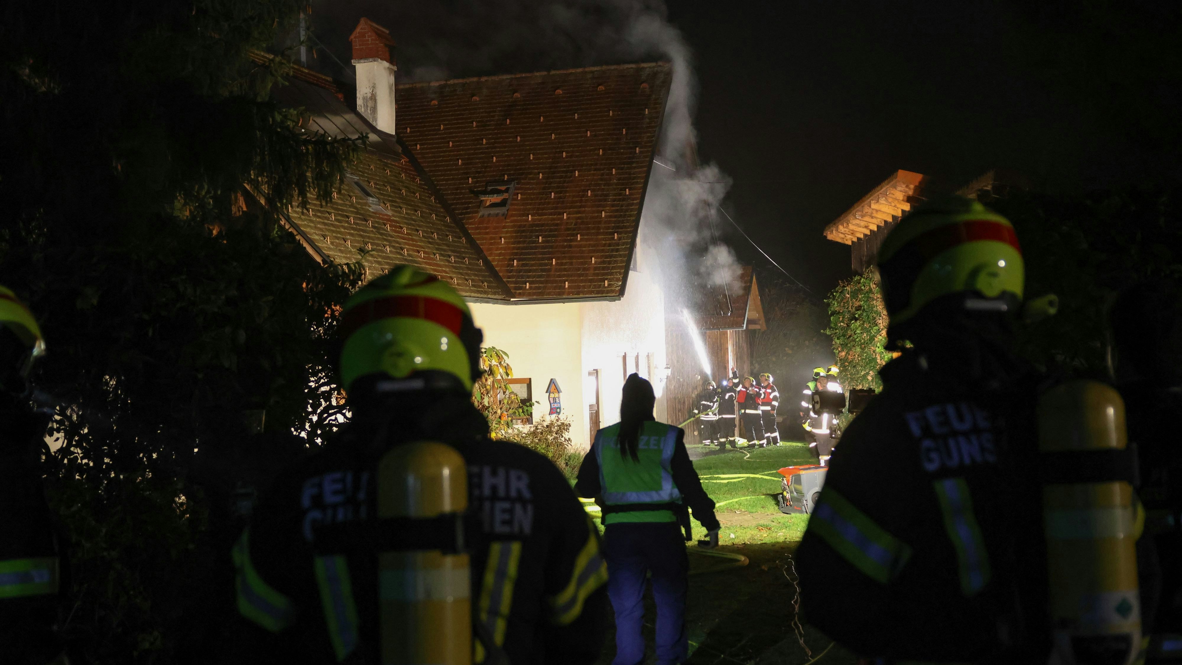 Heute.at - Feuerwehr rückt mitten in der Nacht zu Wohnhaus aus