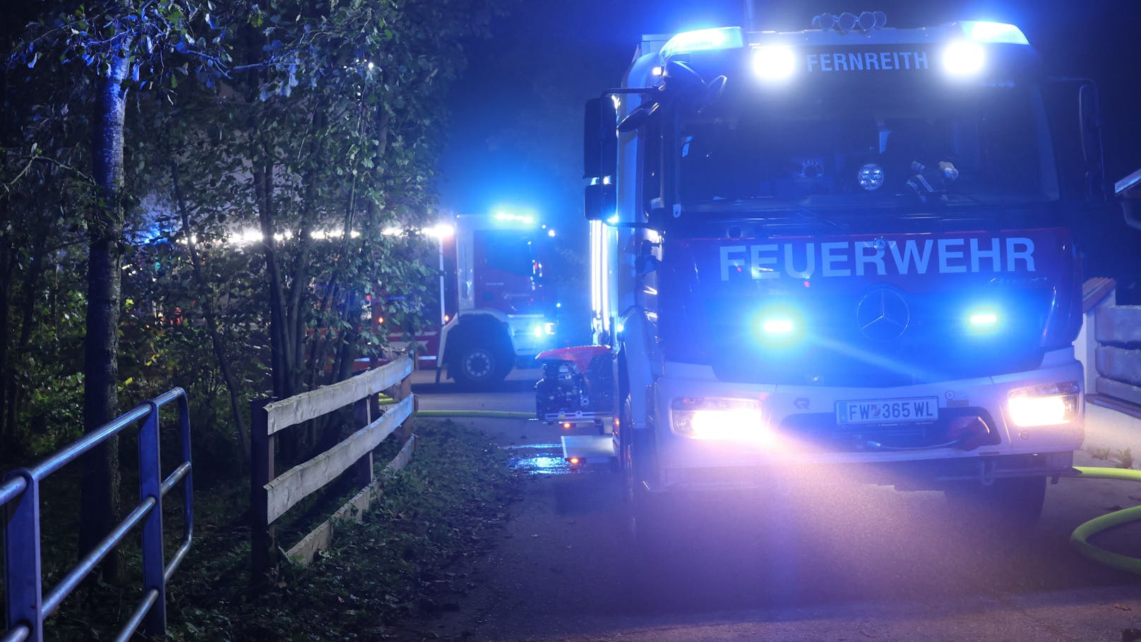 Ein Brand im Dachgeschoß eines Wohnhauses hat in der Nacht auf Donnerstag für einen Einsatz von drei Feuerwehren in Gunskirchen (Bezirk Wels-Land) gesorgt.