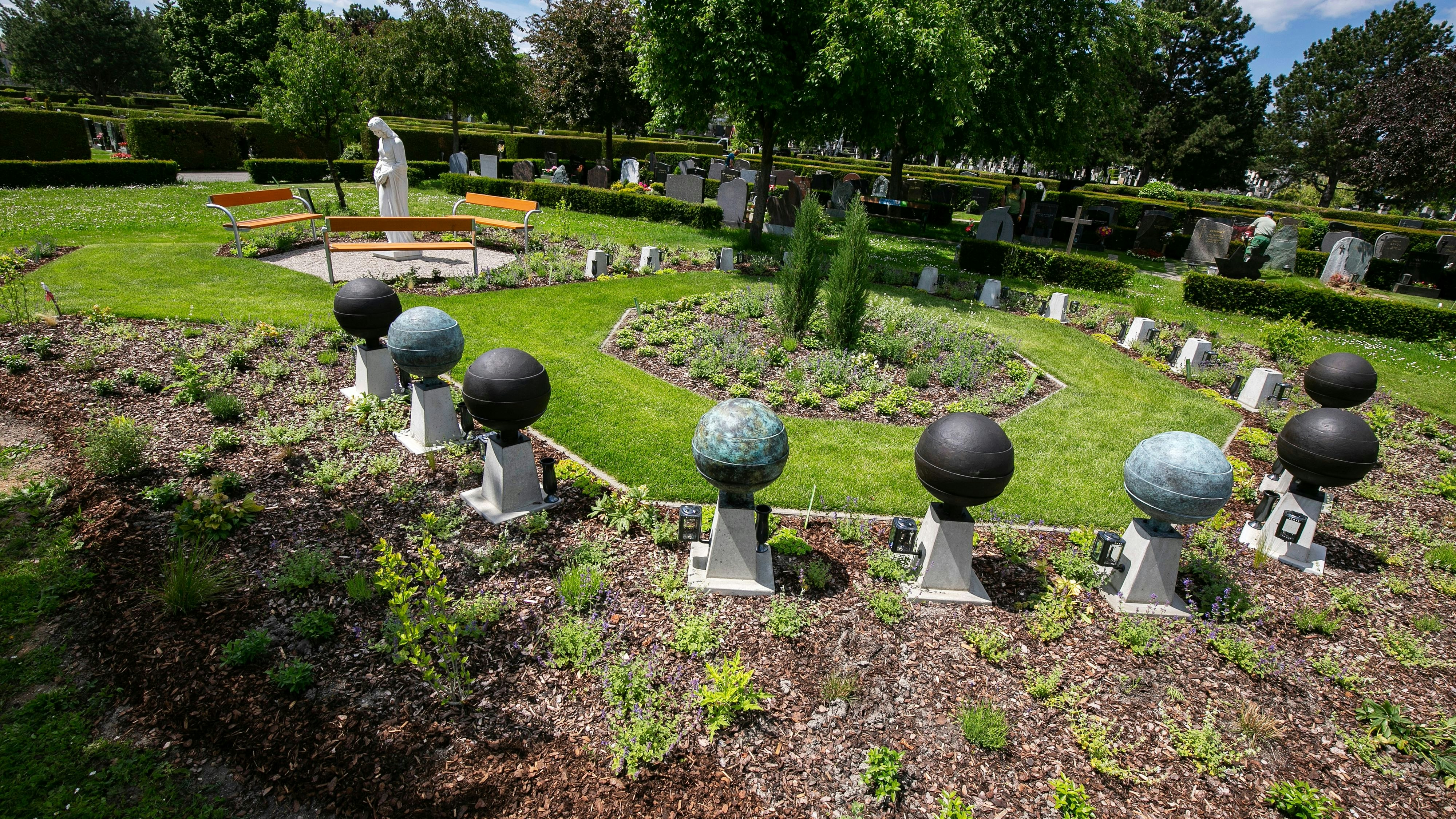 Regenwasserurnen am Friedhof Hietzing: Der Regen läuft über die Steinskulptur und spült die Asche langsam in den Boden, zurück zur Natur