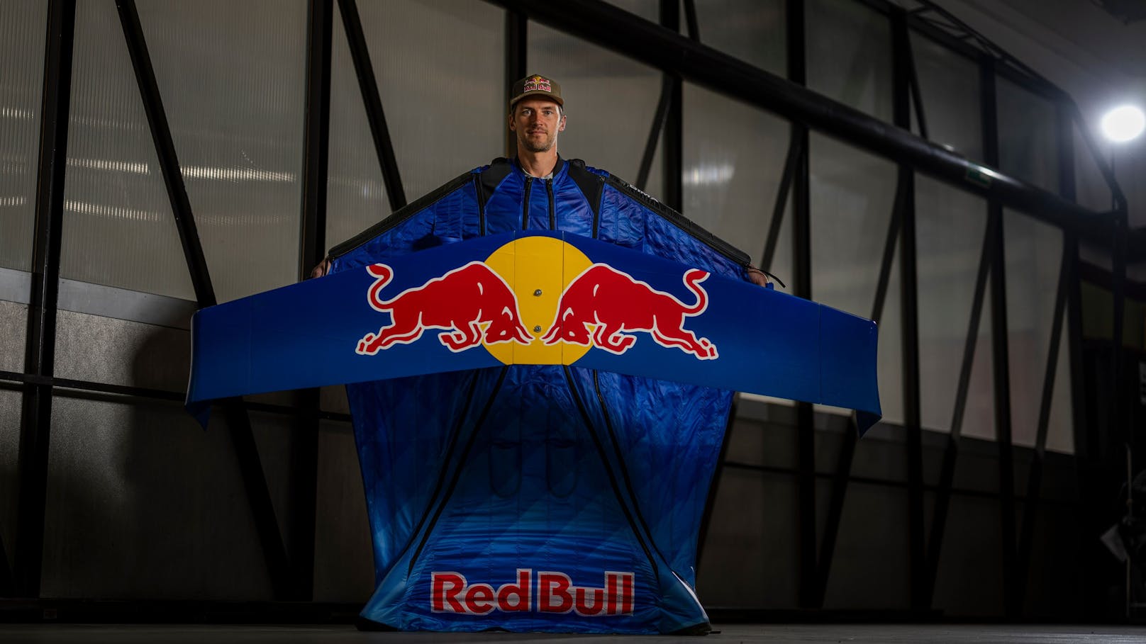 Während der Entwicklung testete Salzmann insgesamt sechs Prototypen und bereitete sich sowohl körperlich als auch mental im Red Bull Athlete Performance Center in Thalgau vor. Der finale Prototyp wiegt nur 5,45 kg.