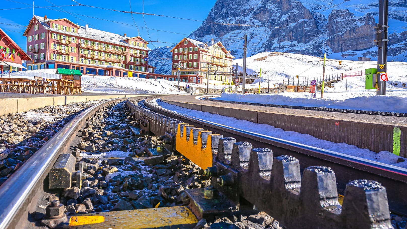 1.000 Menschen auf höchsten Bahnhof Europas gestrandet