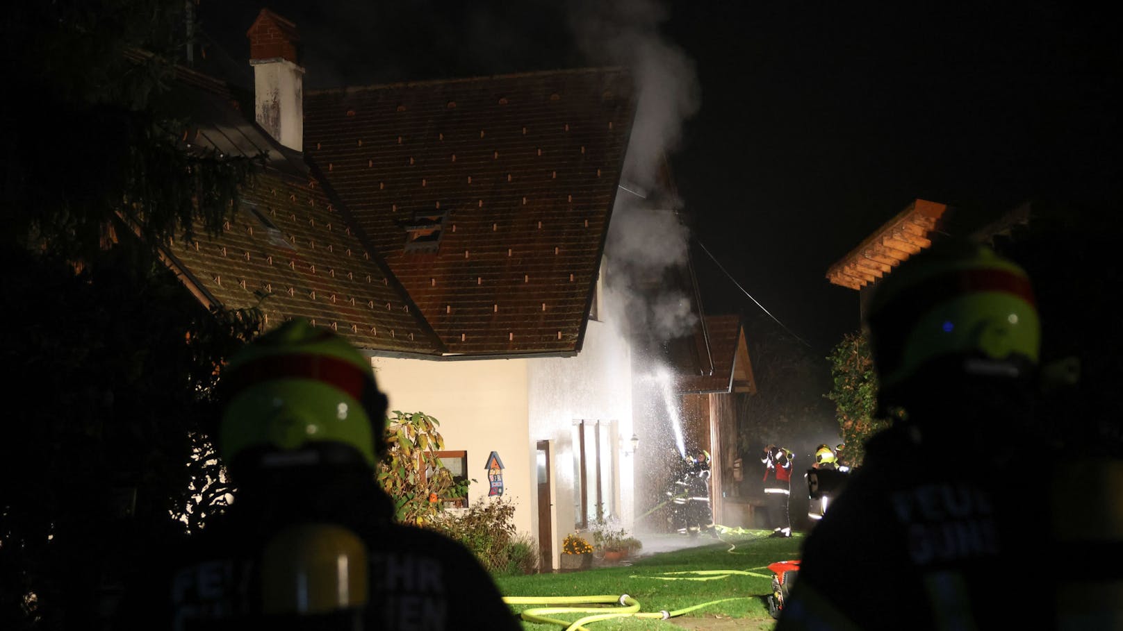 Ein Brand im Dachgeschoß eines Wohnhauses hat in der Nacht auf Donnerstag für einen Einsatz von drei Feuerwehren in Gunskirchen (Bezirk Wels-Land) gesorgt.