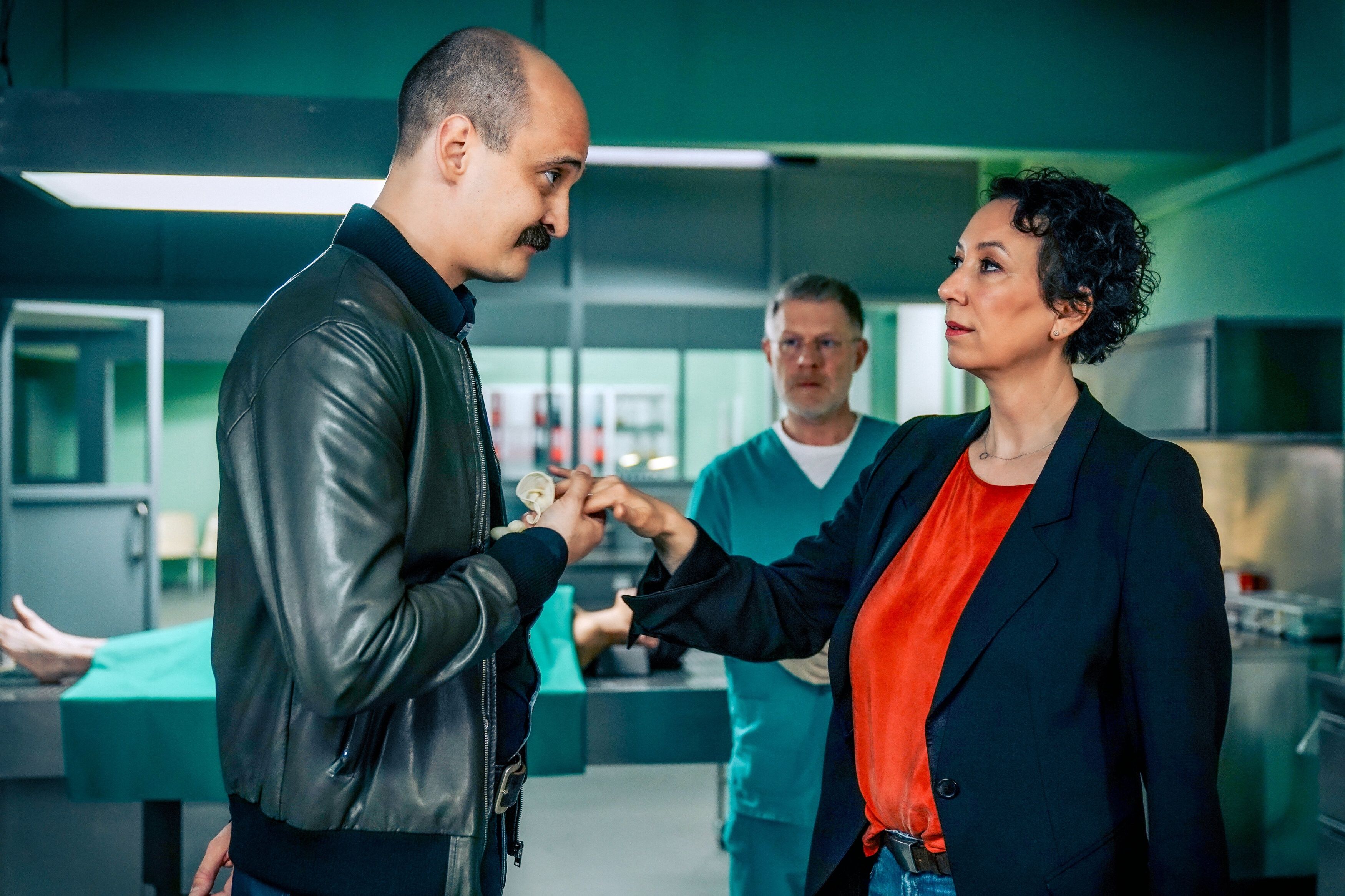 Ursula Strauss spielt Angelika Schnell in 