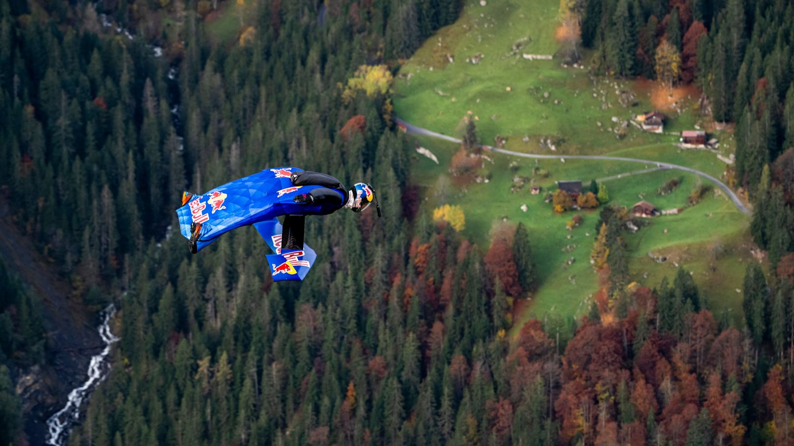 ...und den größten Höhenunterschied eines B.A.S.E.-Jumps (3.402 Meter), die jemals geflogen wurden.