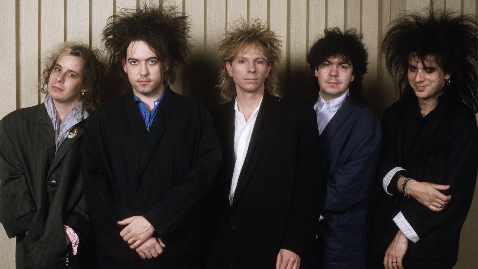 1976 gründete Sänger Robert Smith (2.v.l.) im Alter von 17 Jahren zusammen mit Porl Thomson (links) und Lol Tolhurst (2.v.r.) "The Cure". Simon Gallup (rechts) ist seit 1985 auch immer noch dabei.