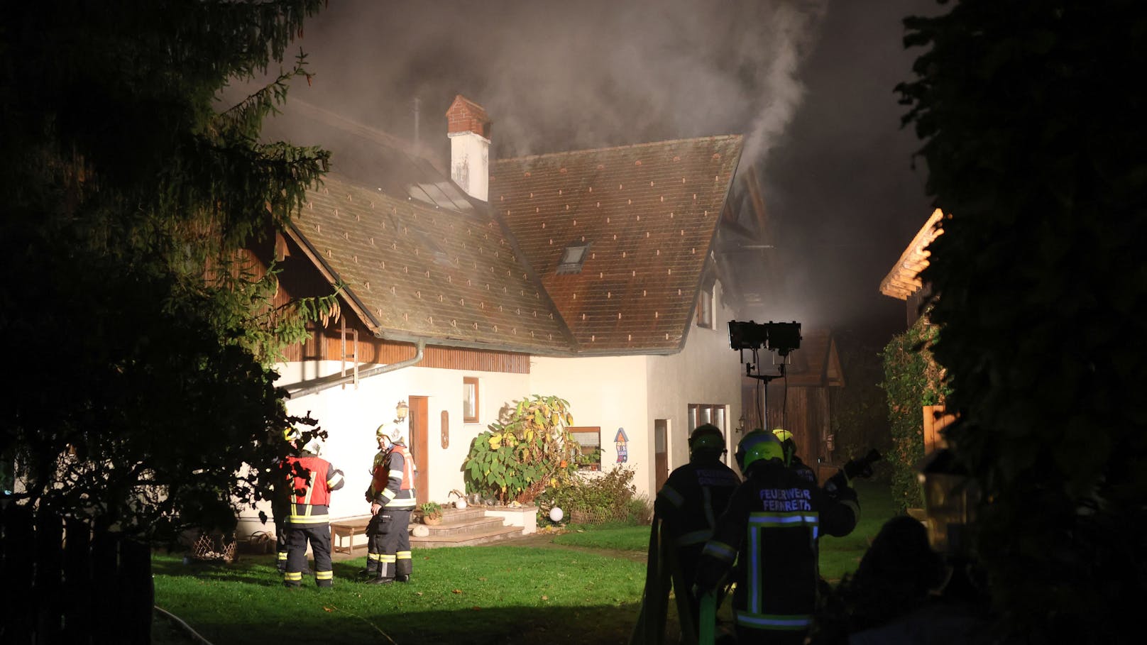 Ein Brand im Dachgeschoß eines Wohnhauses hat in der Nacht auf Donnerstag für einen Einsatz von drei Feuerwehren in Gunskirchen (Bezirk Wels-Land) gesorgt.