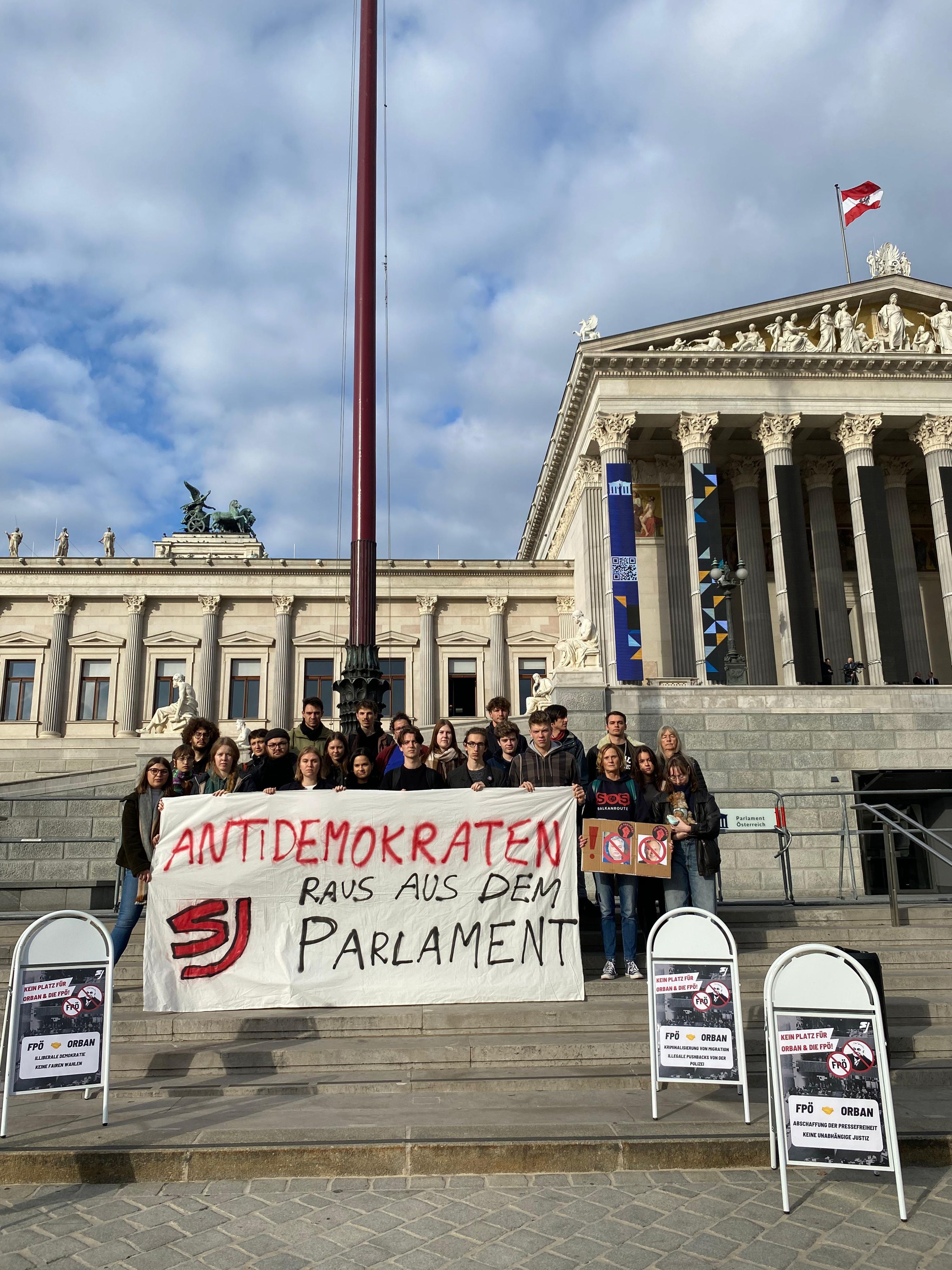Aktivisten Der Sozialistischen Jugend protestierten vor dem Parlament gegen den Besuch von Viktor Orban.
