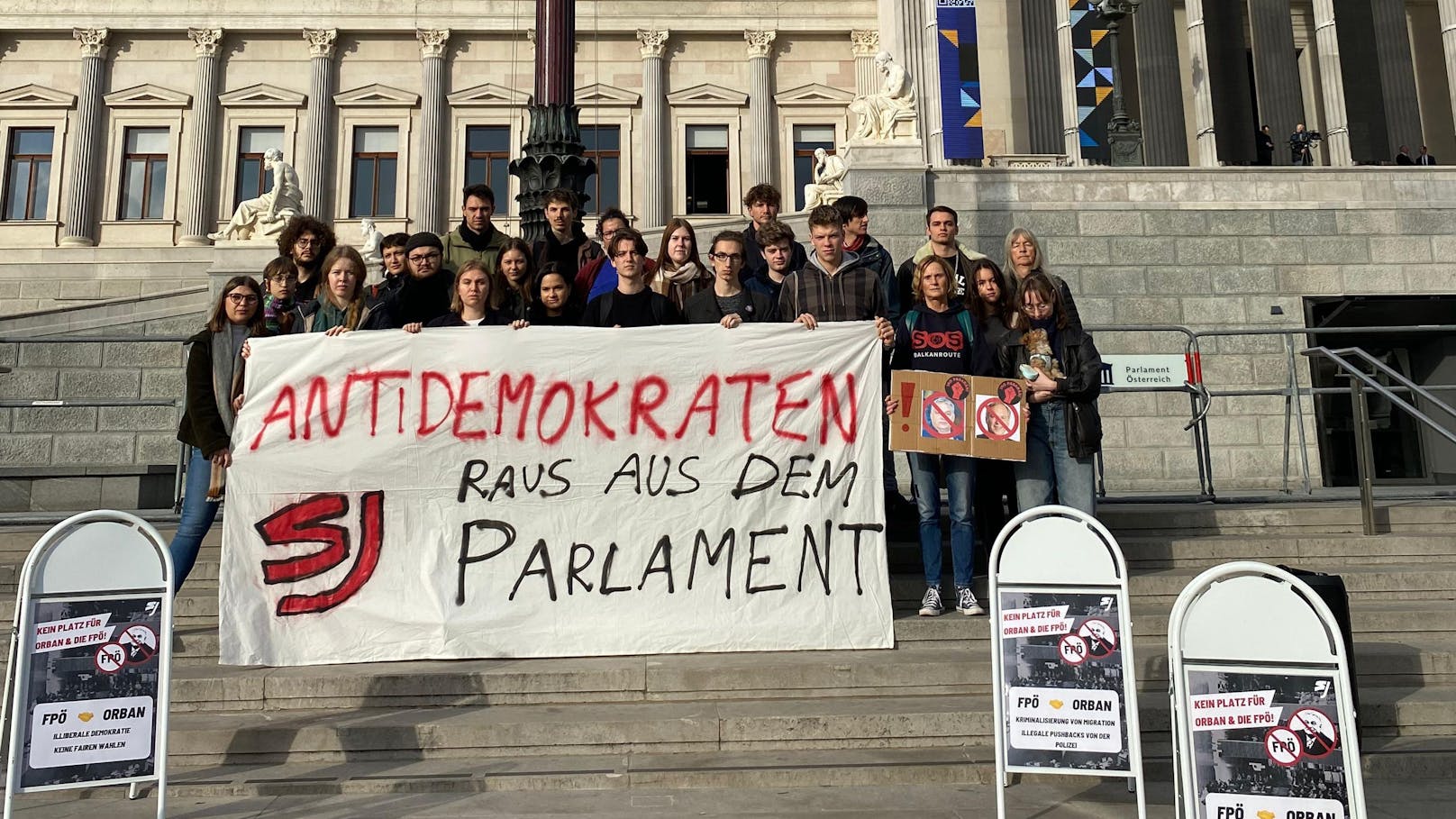 Protestaktion gegen Orban-Besuch vor Wiener Parlament