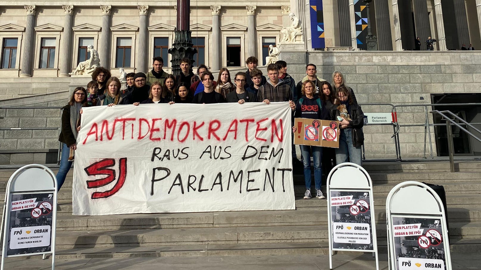 Protestaktion gegen Orban-Besuch vor Wiener Parlament